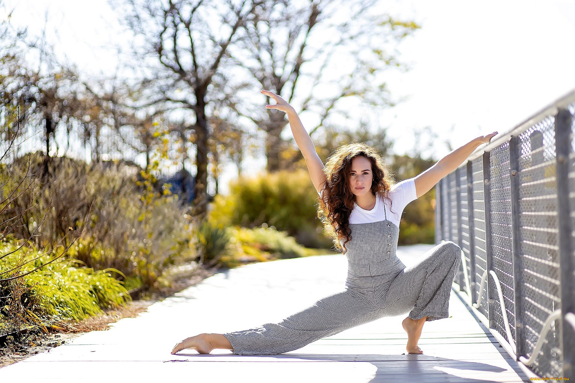 девушки, -, брюнетки, , шатенки, шатенка, футболка, комбинезон, забор, дорожка, деревья