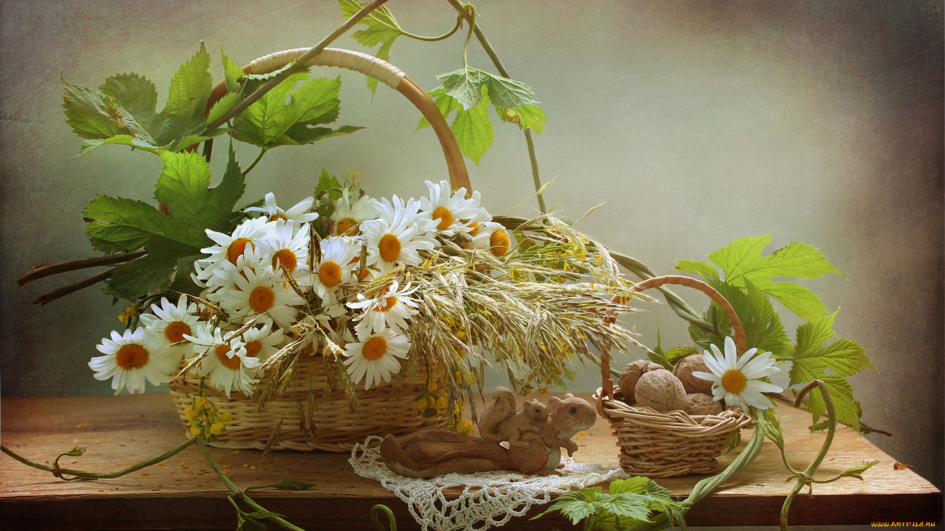 цветы, ромашки, листья, лиана, корзинка, корзина, салфетка, белки, орехи, фигурка, колосья, стол