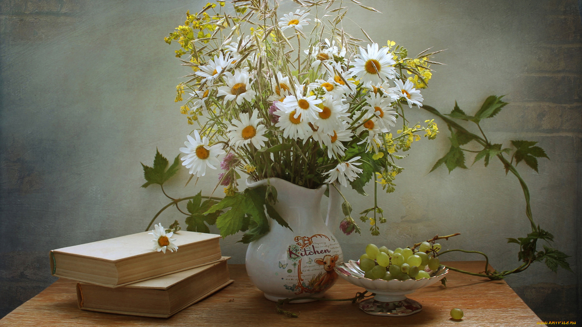 еда, натюрморт, виноград, травы, кувшин, ромашки, книги, столик, вазочка, ягоды, листья, лиана, цветы