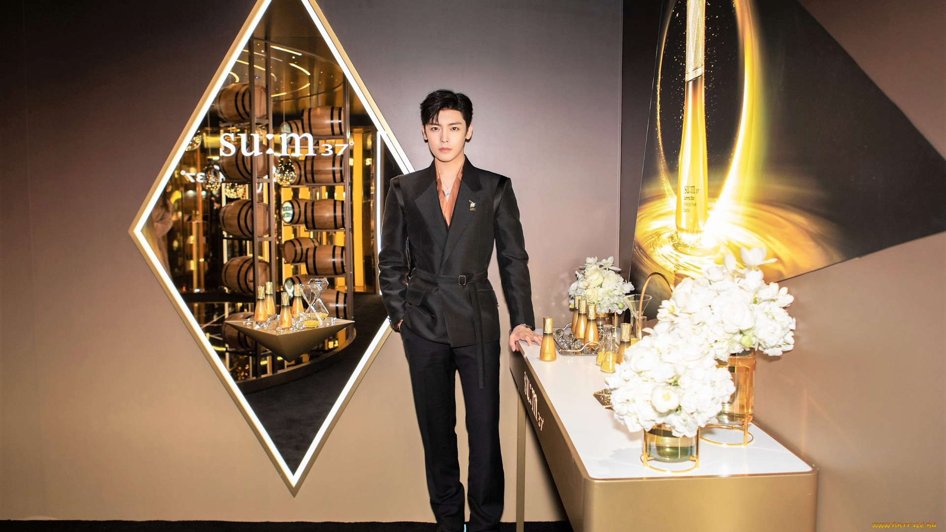 мужчины, hou, ming, hao, актер, костюм, стол, флаконы, бочонки