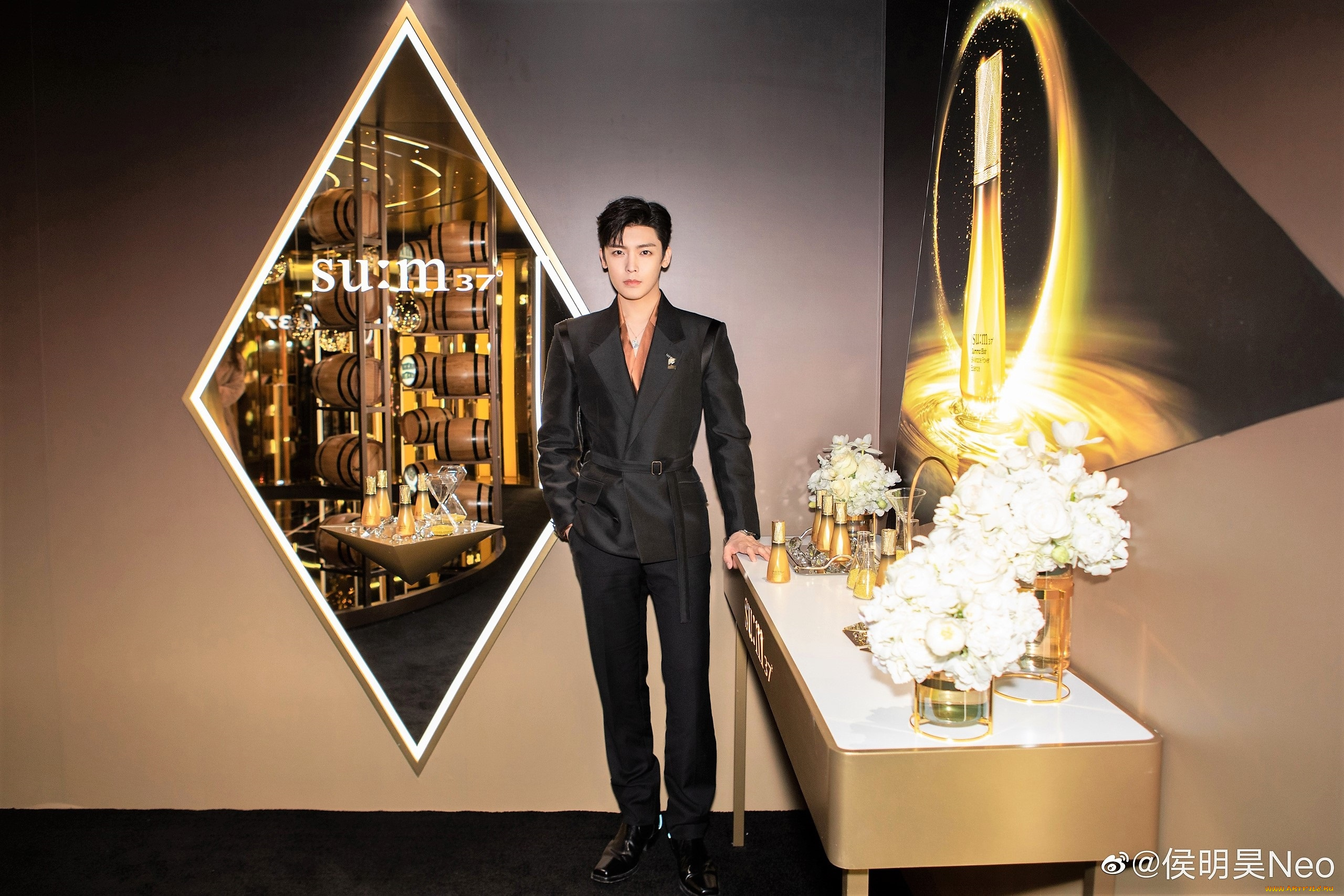 мужчины, hou, ming, hao, актер, костюм, стол, флаконы, бочонки