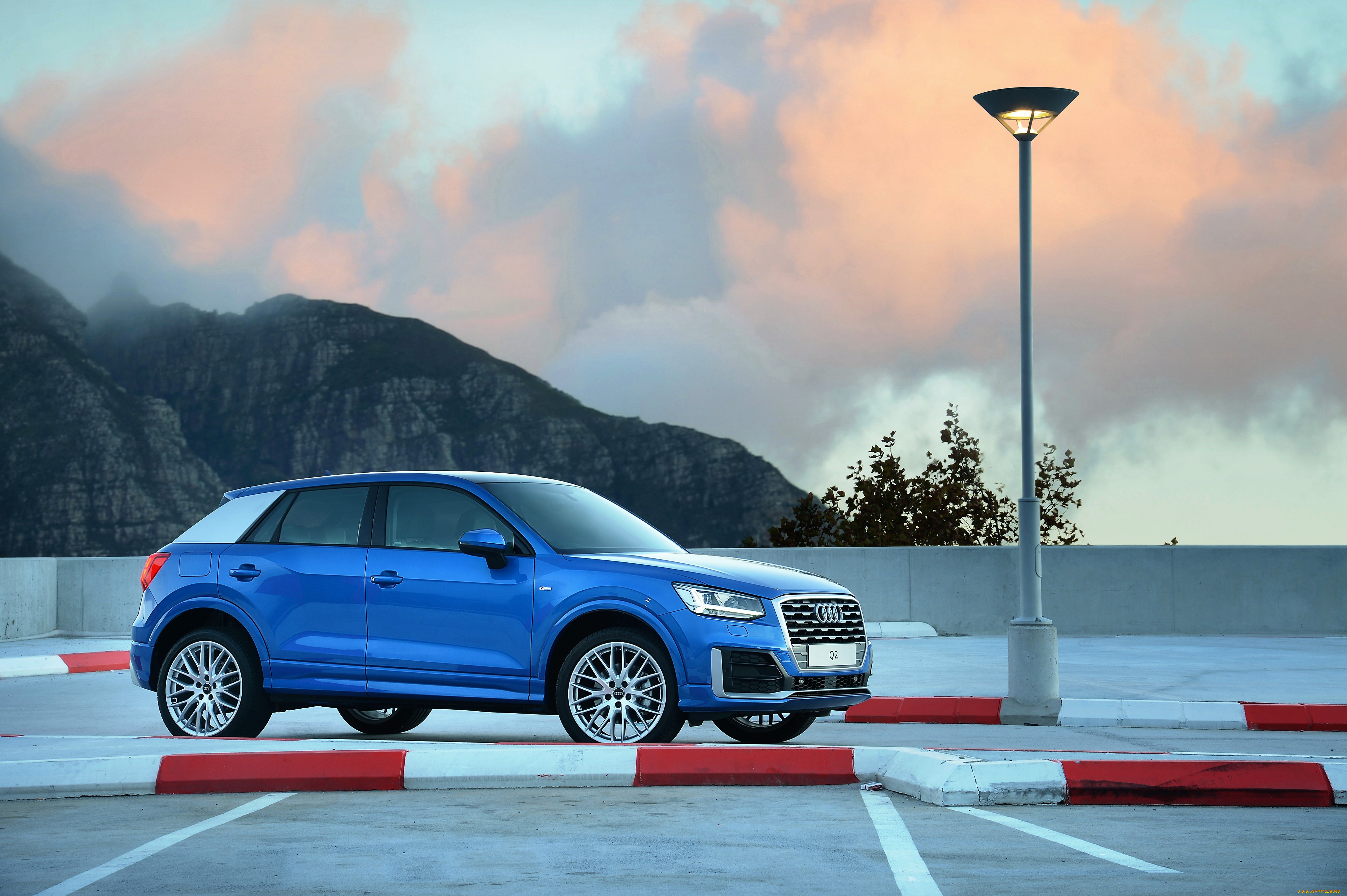 audi, q2, 2017, автомобили, audi, синий, площадка, фонарь, горы