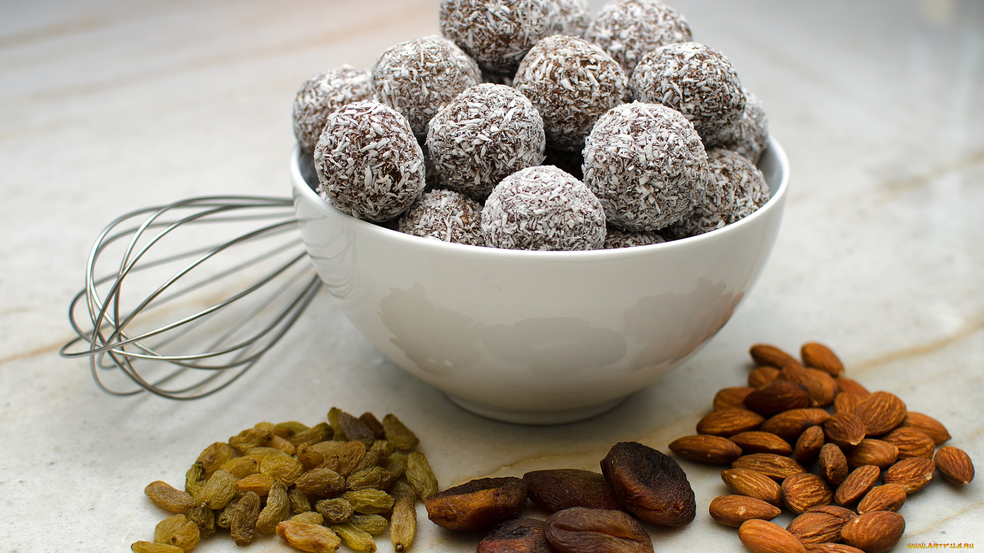 еда, разное, пирожные, сухофрукты, курага, миндаль, изюм