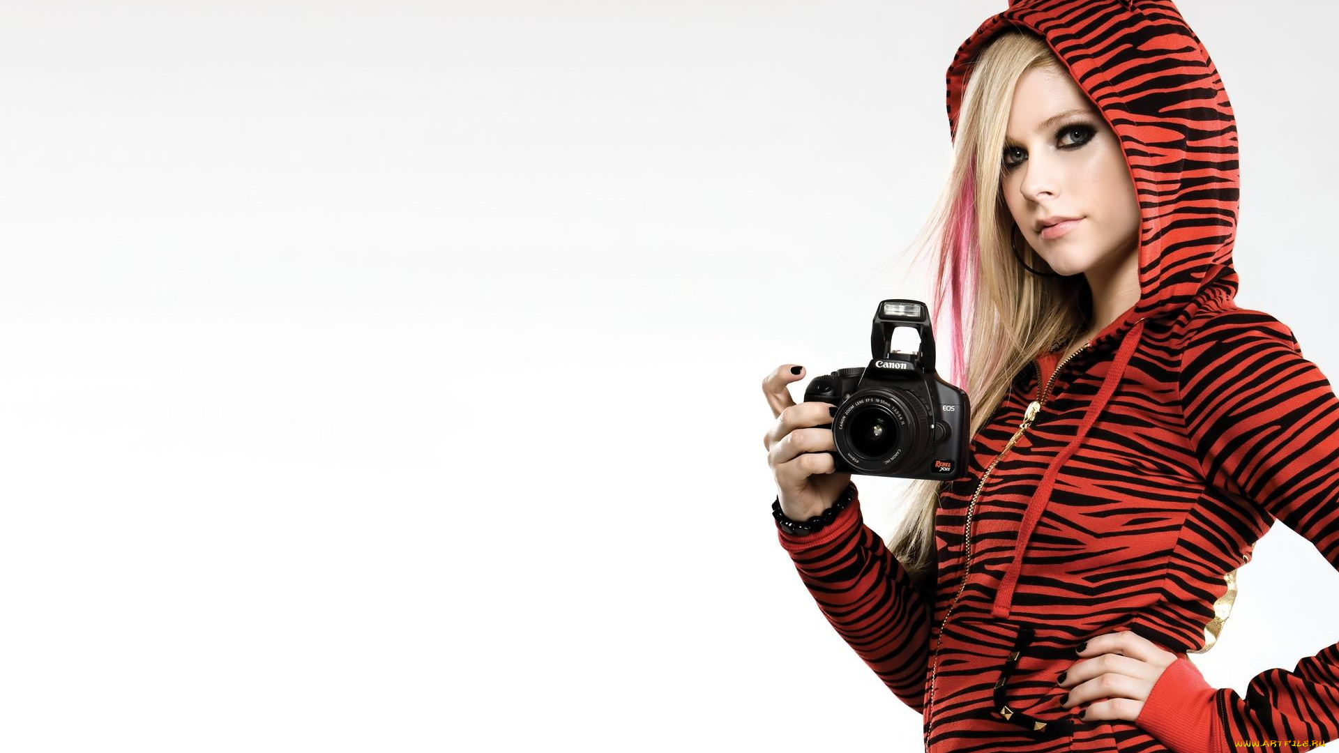 музыка, avril, lavigne, фотоаппарат, кофта, певица, эмо, аврил, лавинь, камера, капюшон