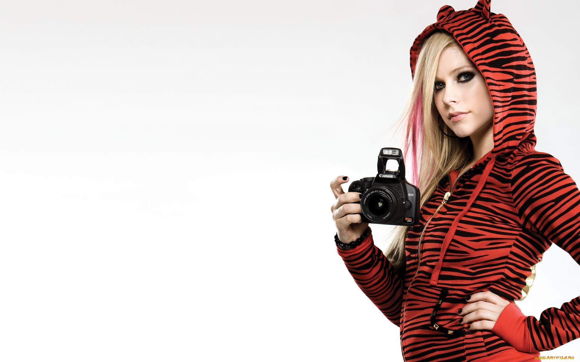 музыка, avril, lavigne, фотоаппарат, кофта, певица, эмо, аврил, лавинь, камера, капюшон