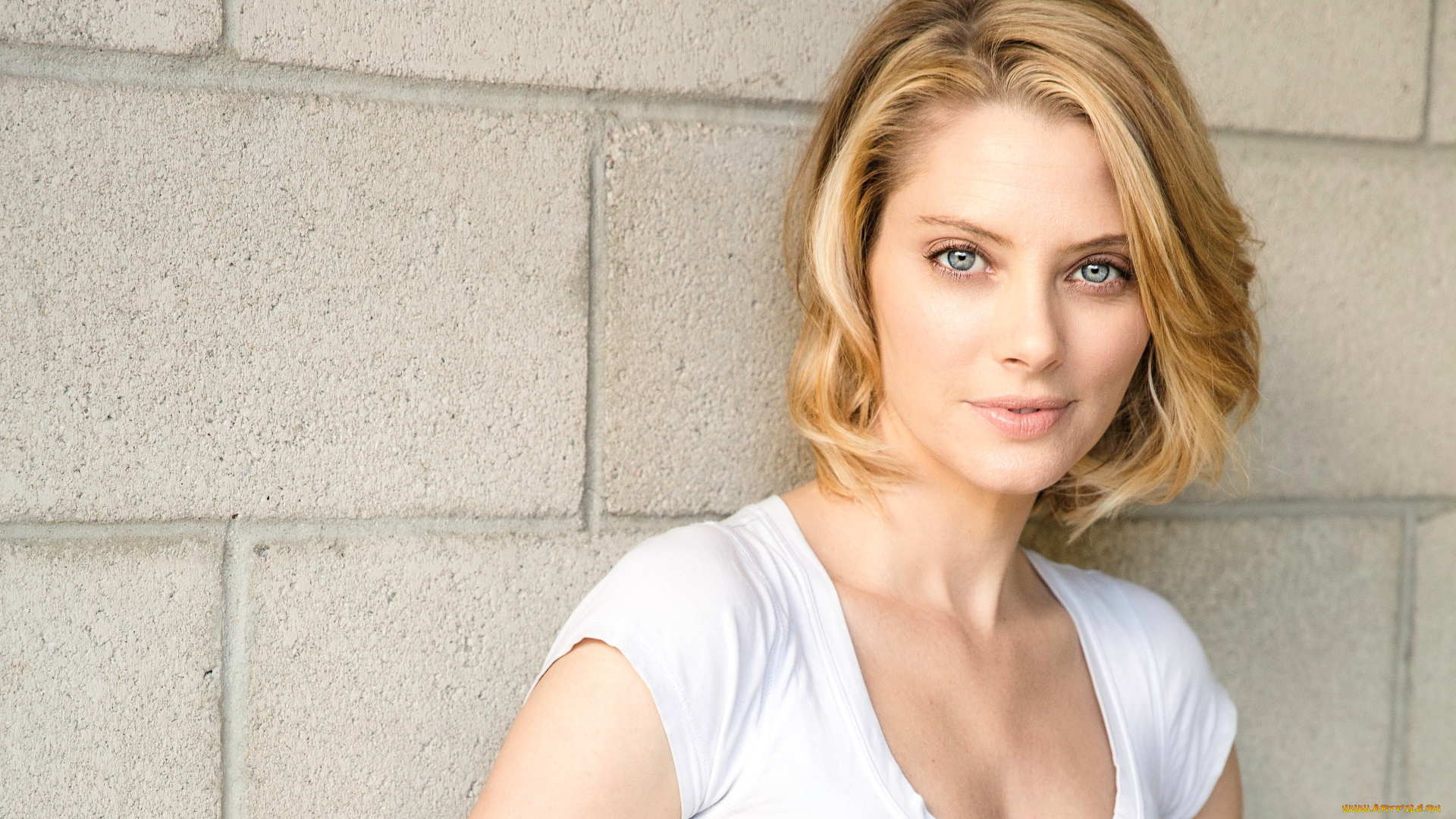 девушки, april, bowlby, стена, улыбка, рыжая, актриса, футболка, april, bowlby