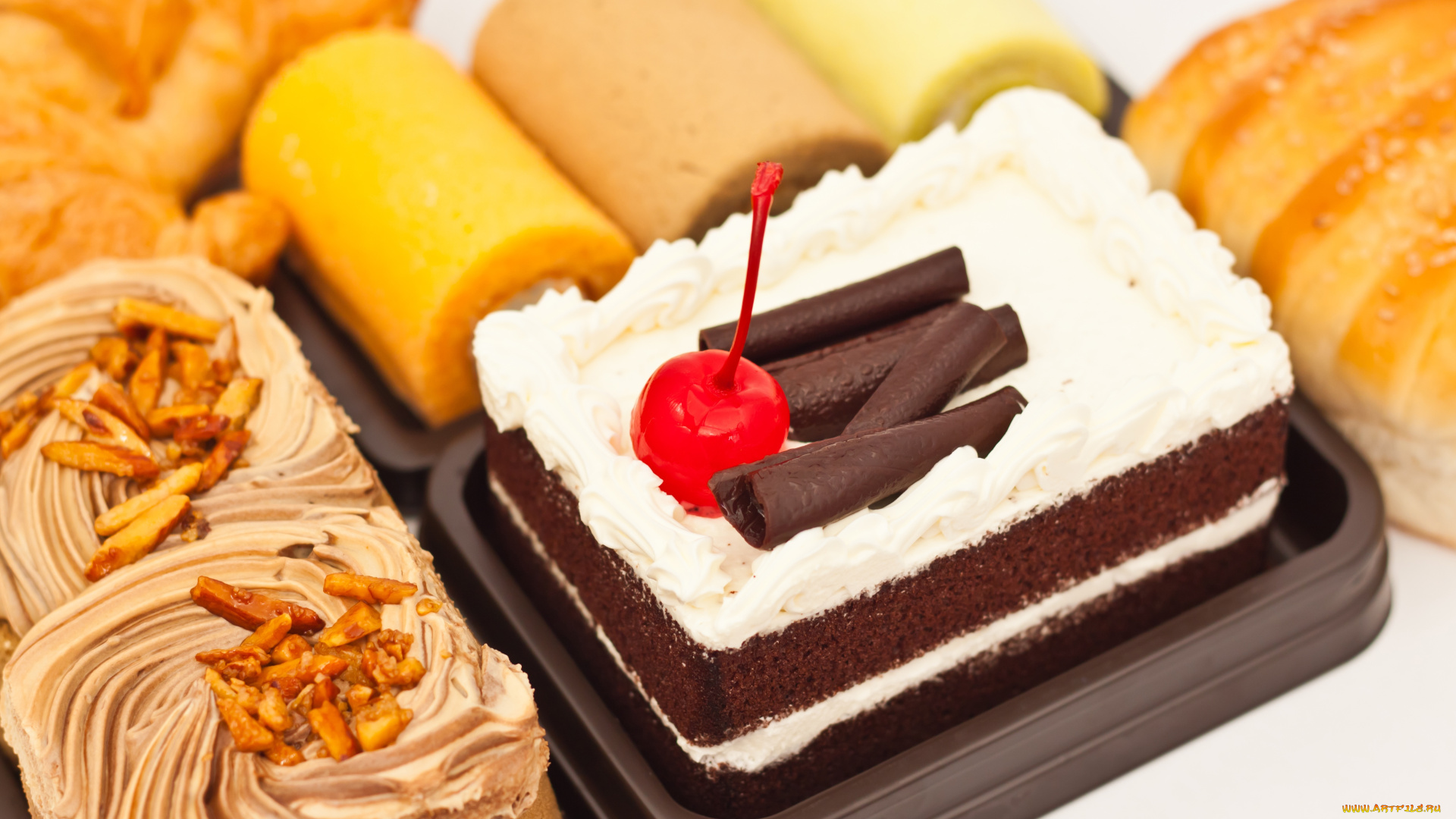 еда, пирожные, кексы, печенье, торт, вишня, вишенка, шоколад, крем, десерт, выпечка, сладости, круассаны, рулеты, пирожное