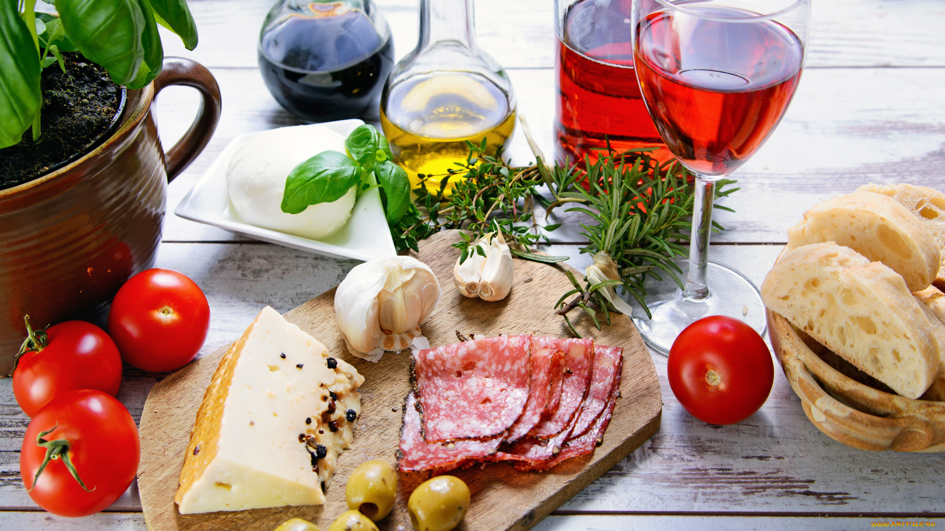 еда, разное, бокал, помидоры, красное, хлеб, вино, сыр, оливки, колбаса, масло, бутылка, овощи, чеснок