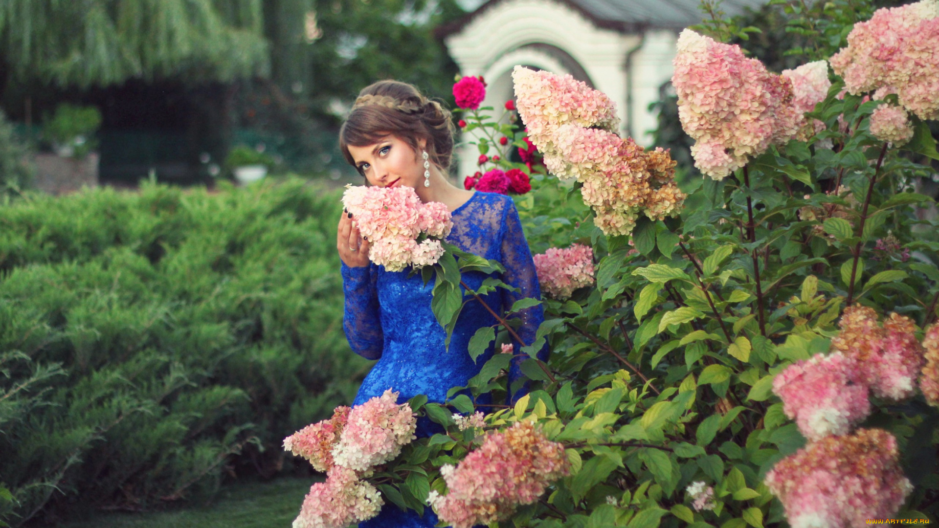 девушки, -unsort, , брюнетки, , шатенки, красивая, девушка, стоит, одна, в, саду, платье, фигура, кусты, цветы, настроение