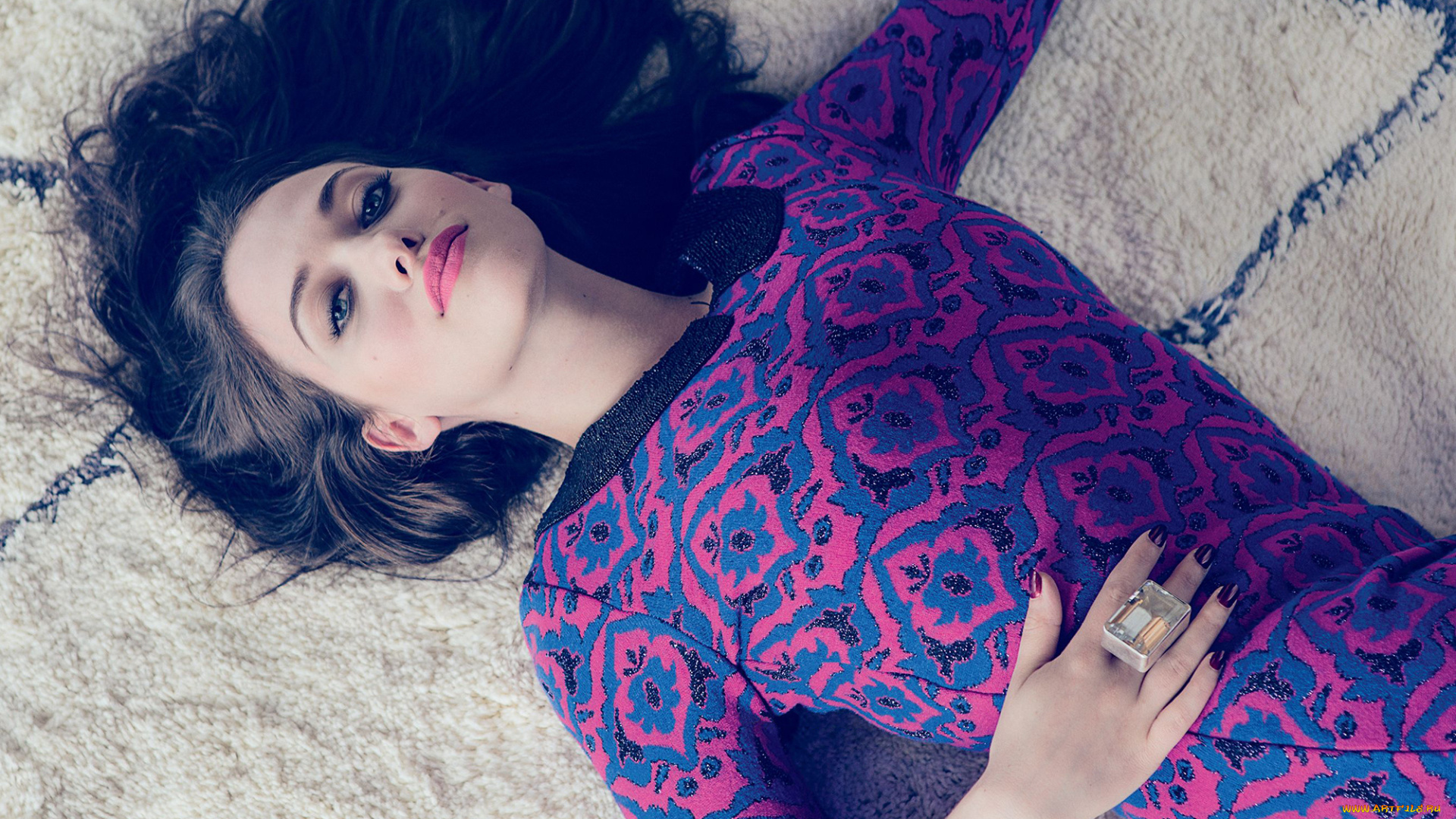 девушки, kat, dennings, кэт, деннингс, kat, dennings, актриса, брюнетка, лежит, на, полу, прическа, макияж, платье, ковер, фотосессия, isaac, sterling, журнал, zooey