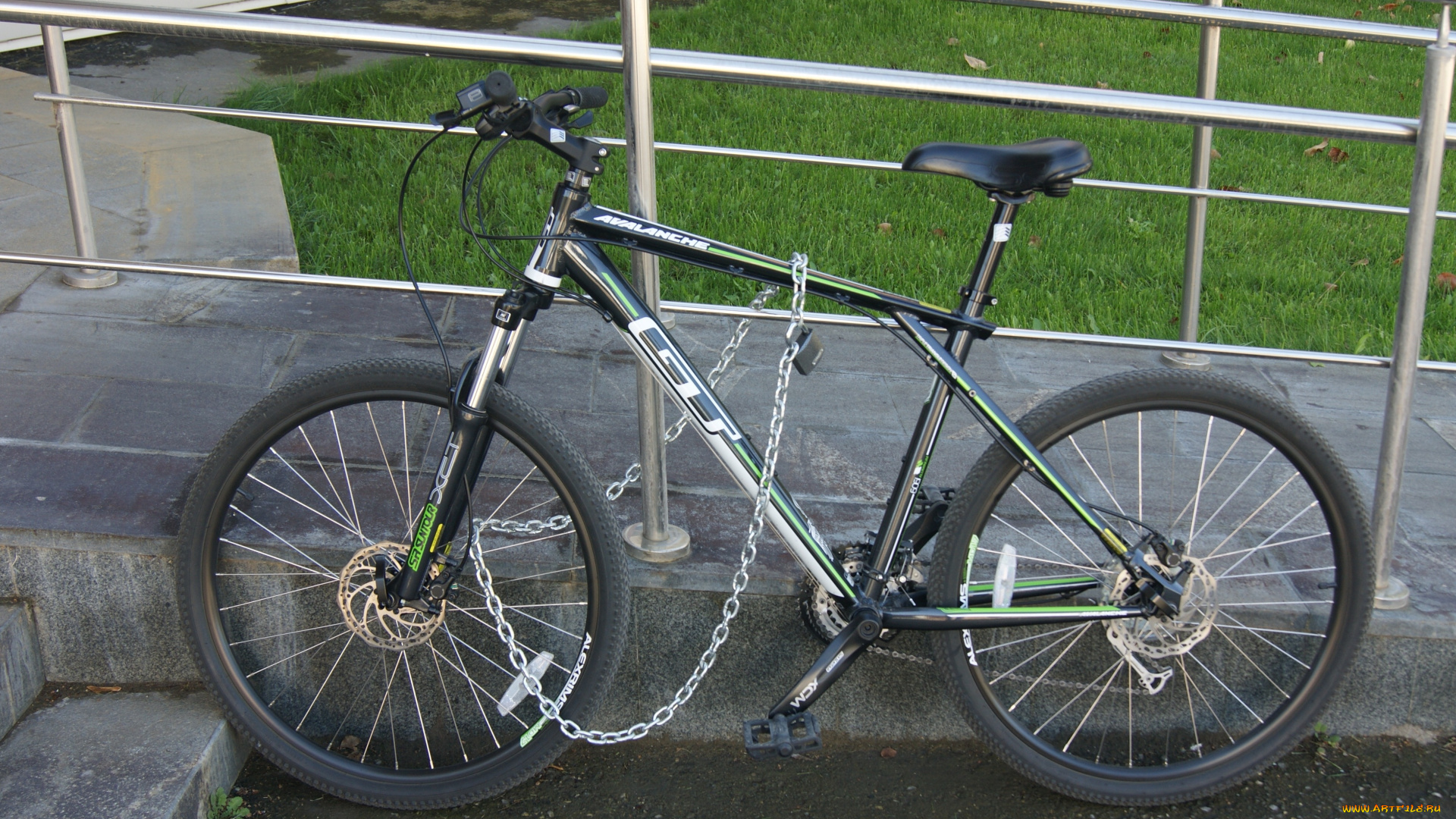 велосипед, надежно, защищен, от, угона, юмор, и, приколы, трава, пандус, замок, цепь, велосипед