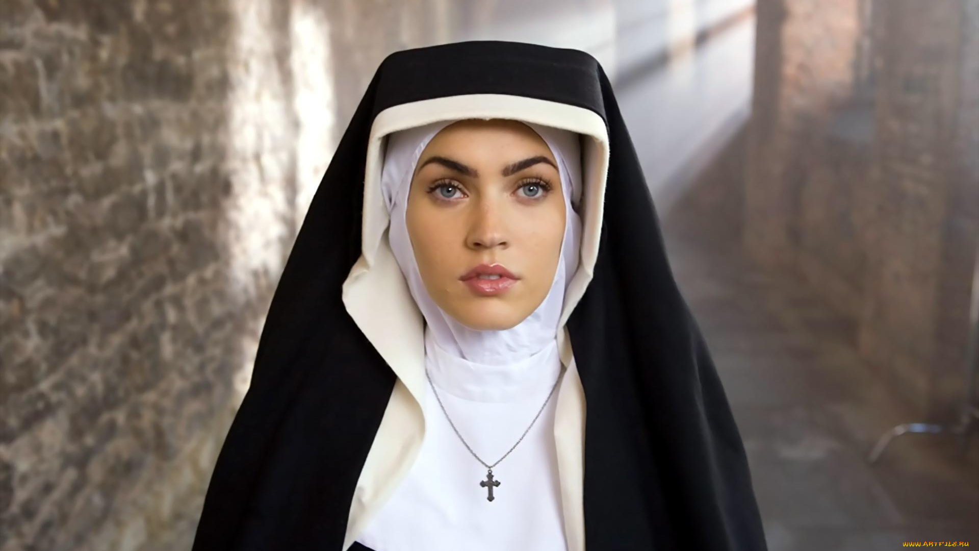 девушки, megan, fox, актриса, монахиня, крест, улица