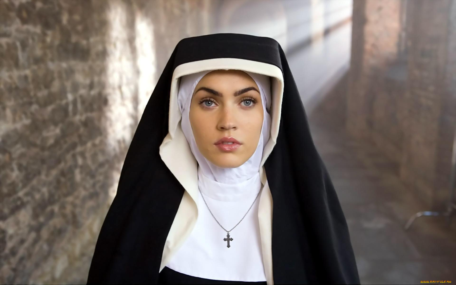 девушки, megan, fox, актриса, монахиня, крест, улица