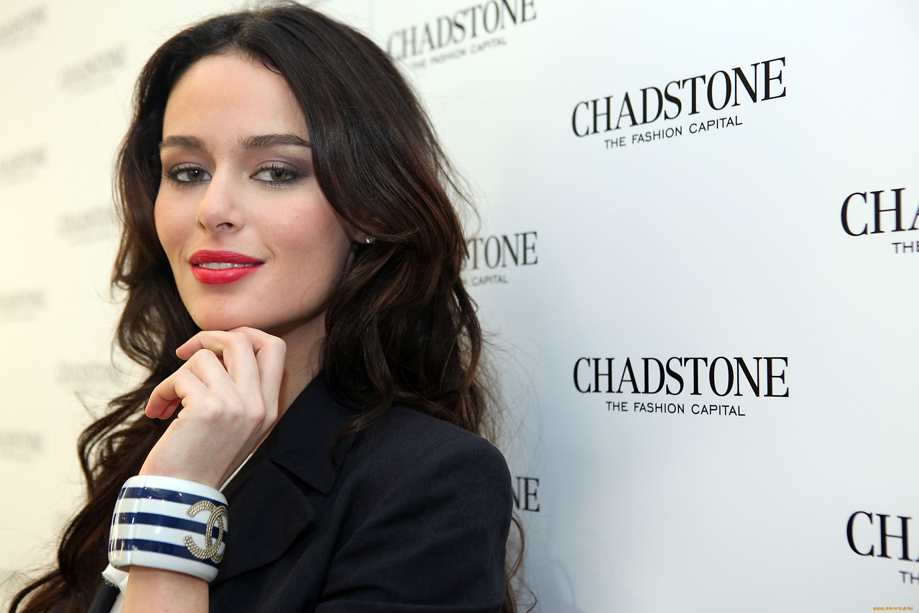 девушки, nicole, trunfio, брюнетка, улыбка, взгляд, браслет, жакет