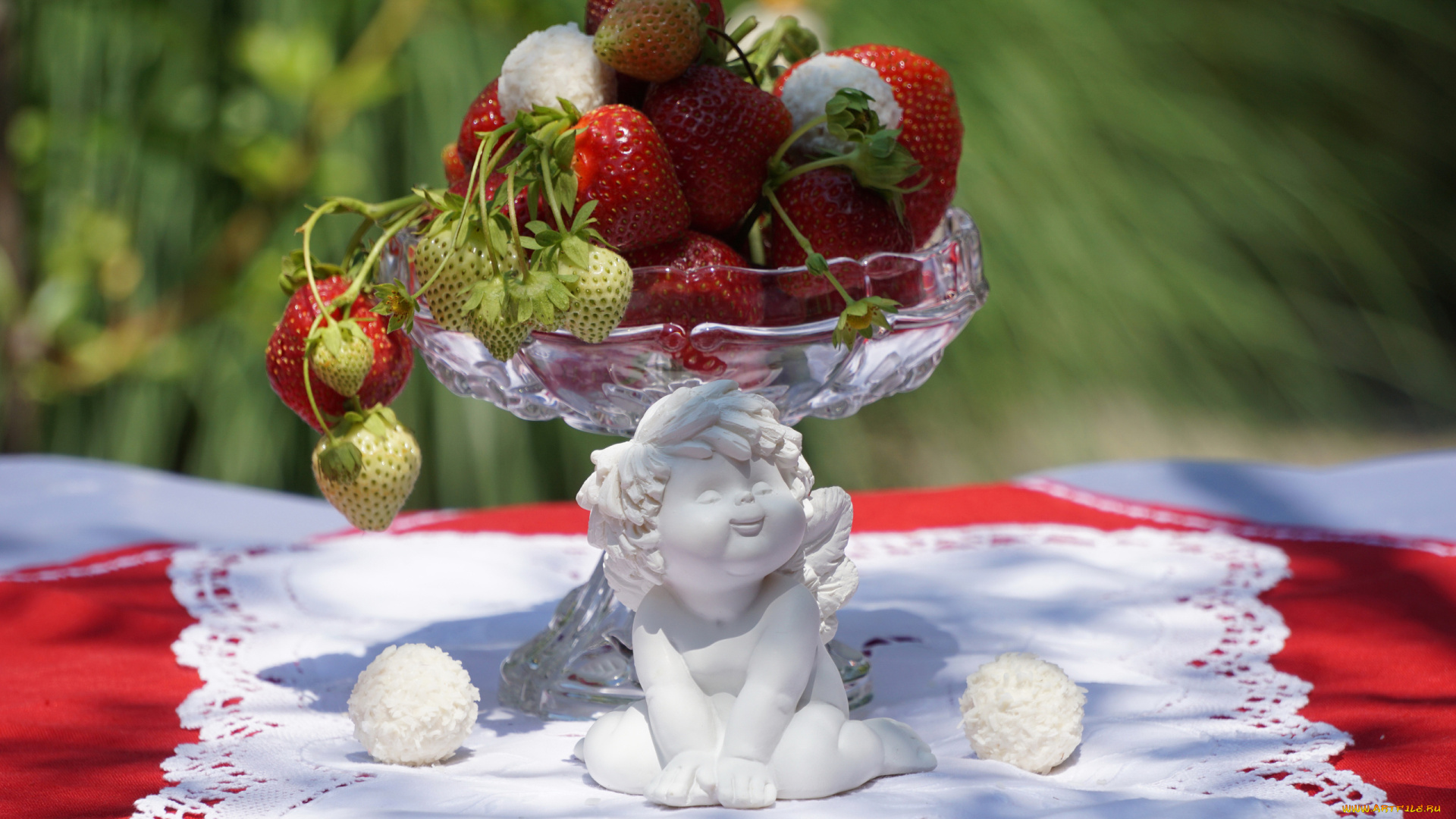 еда, клубника, , земляника, салфетка, конфеты, статуэтка, ваза