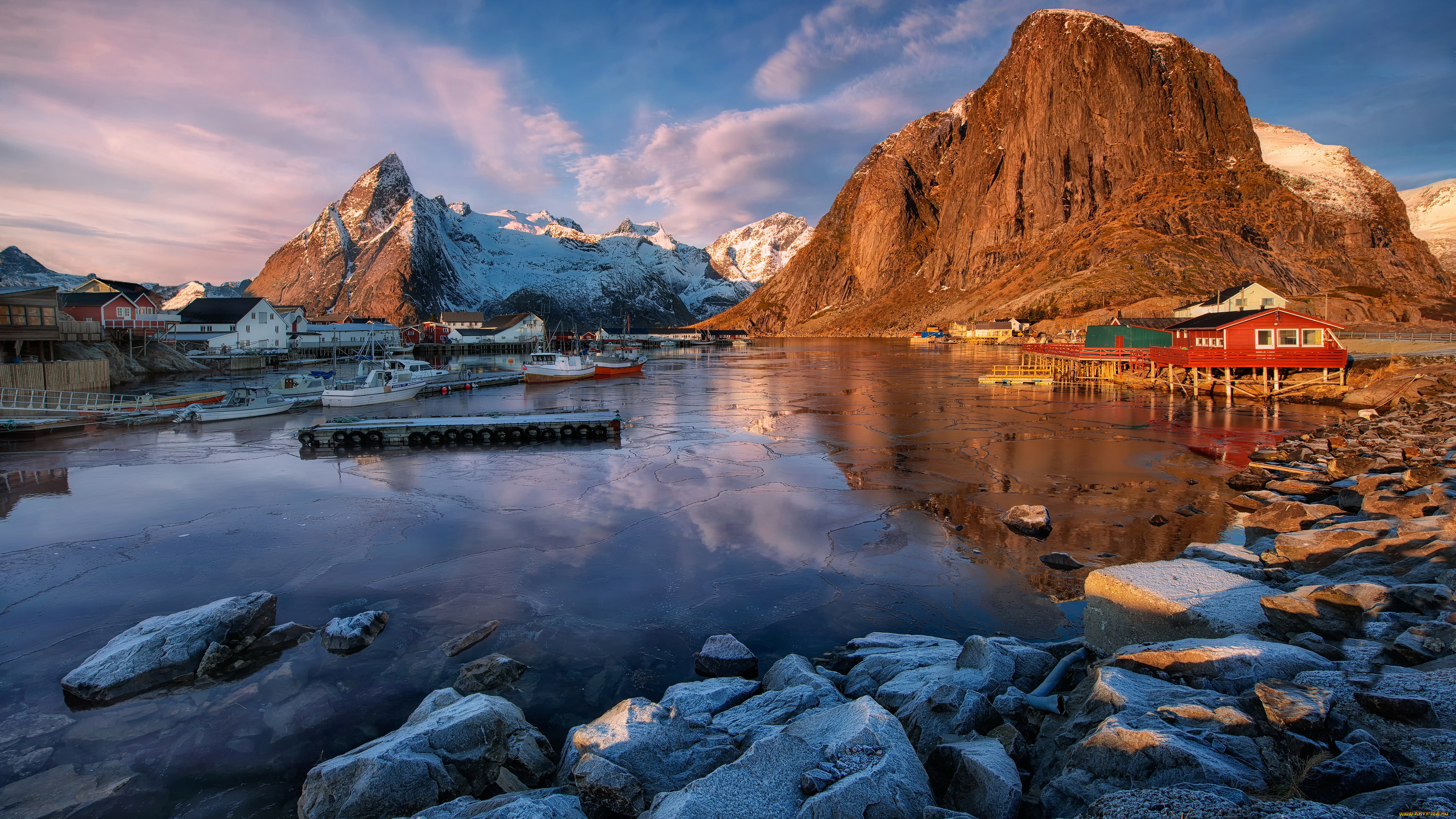 корабли, порты, , , причалы, горы, скалы, пейзаж, облака, поселок, небо, иней, зима, булыжники, водоем, каменистый, берег, камни, синева, голубое, домики, голубой, норвегия, причал, вечер, лодки, отражение, природа, синий, сваи, дома