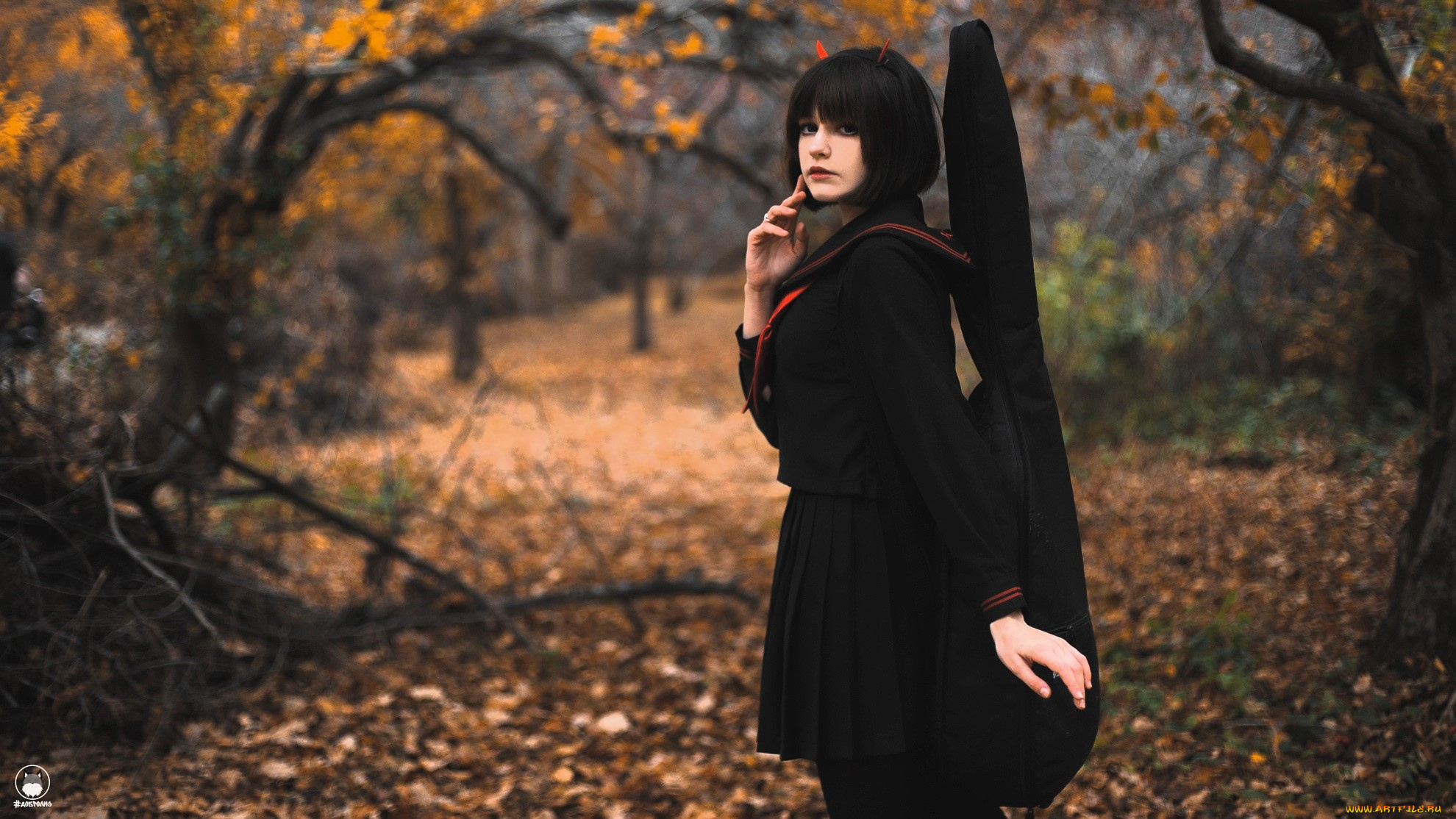 девушки, tenletters, образ, косплей, наряд, брюнетка, платье, листья, осень, лес, кусты, гитара, кофр