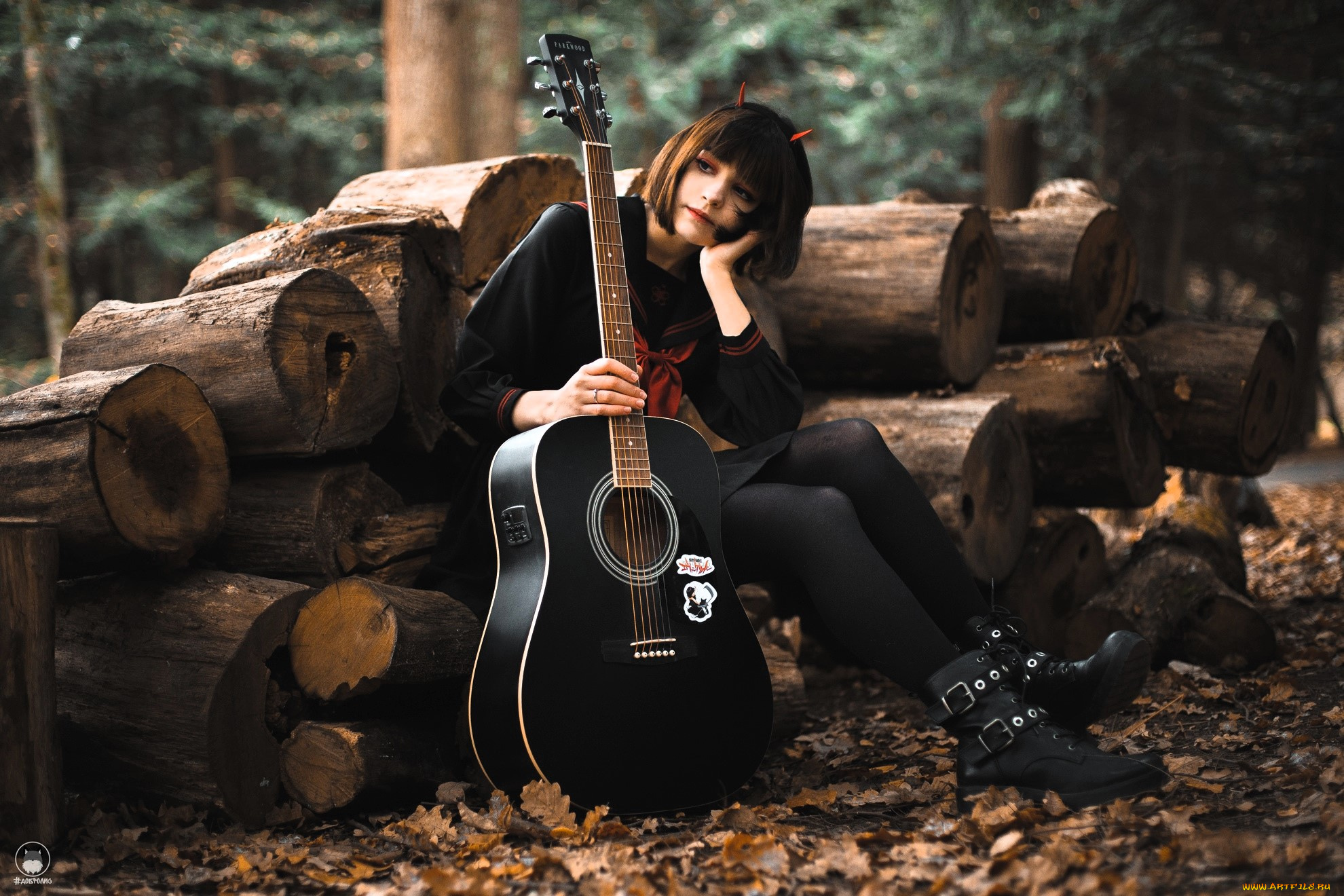 девушки, tenletters, образ, косплей, наряд, брюнетка, платье, листья, осень, лес, ботинки, гитара, бревна