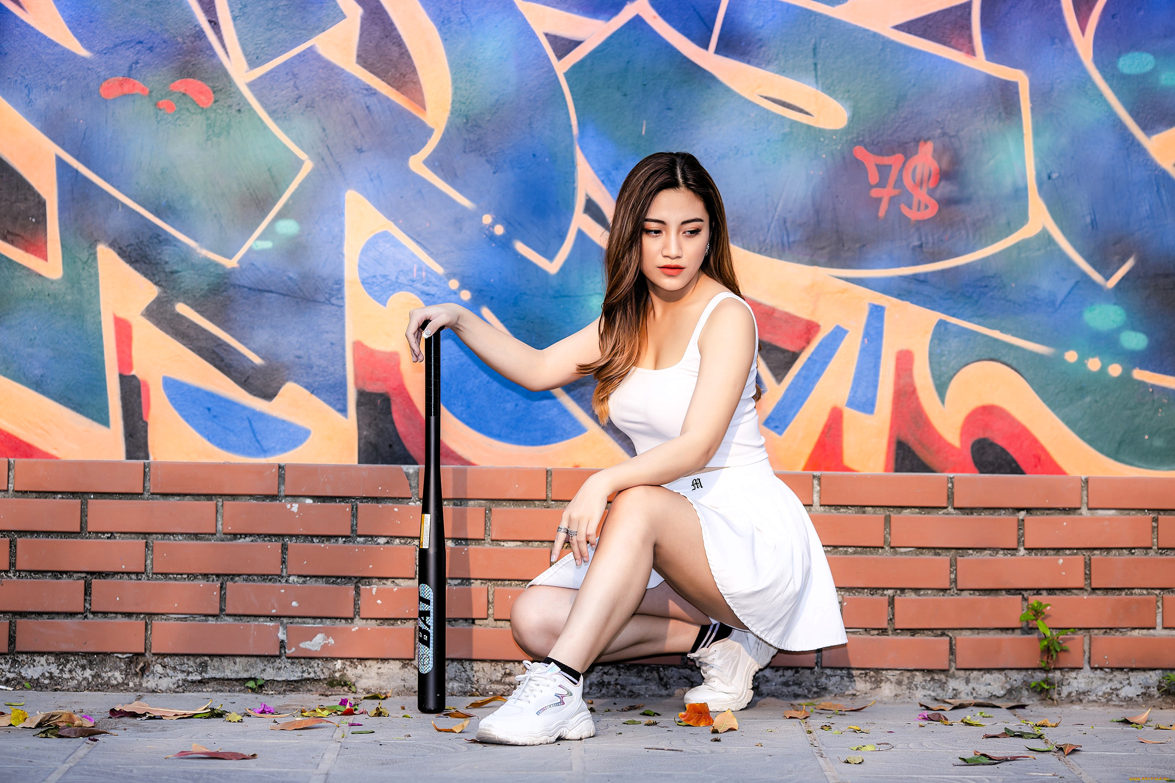 девушки, -, азиатки, шатенка, майка, юбка, кроссовки, бита, стена, граффити, листья