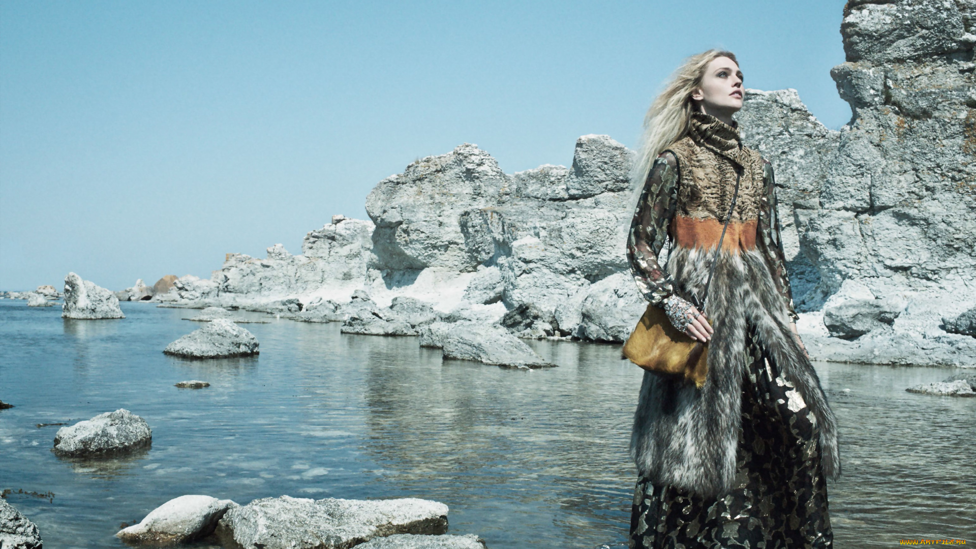 девушки, саша, пивоварова, блондинка, мех, юбка, сумка, скалы, озеро