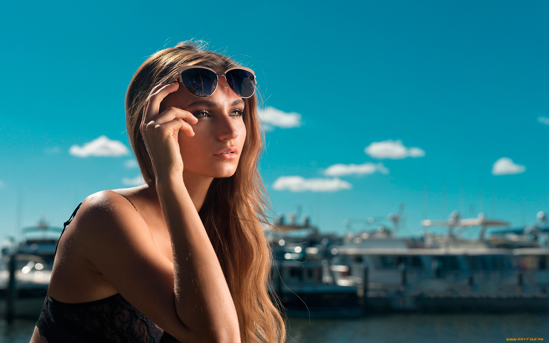 ilvy, kokomo, девушки, ilvy, kokomo, очки, порт, девушка, модель, шатенка, красотка, красавица, флирт, стройная, фигура, сексуальная, секси, поза, взгляд, макияж