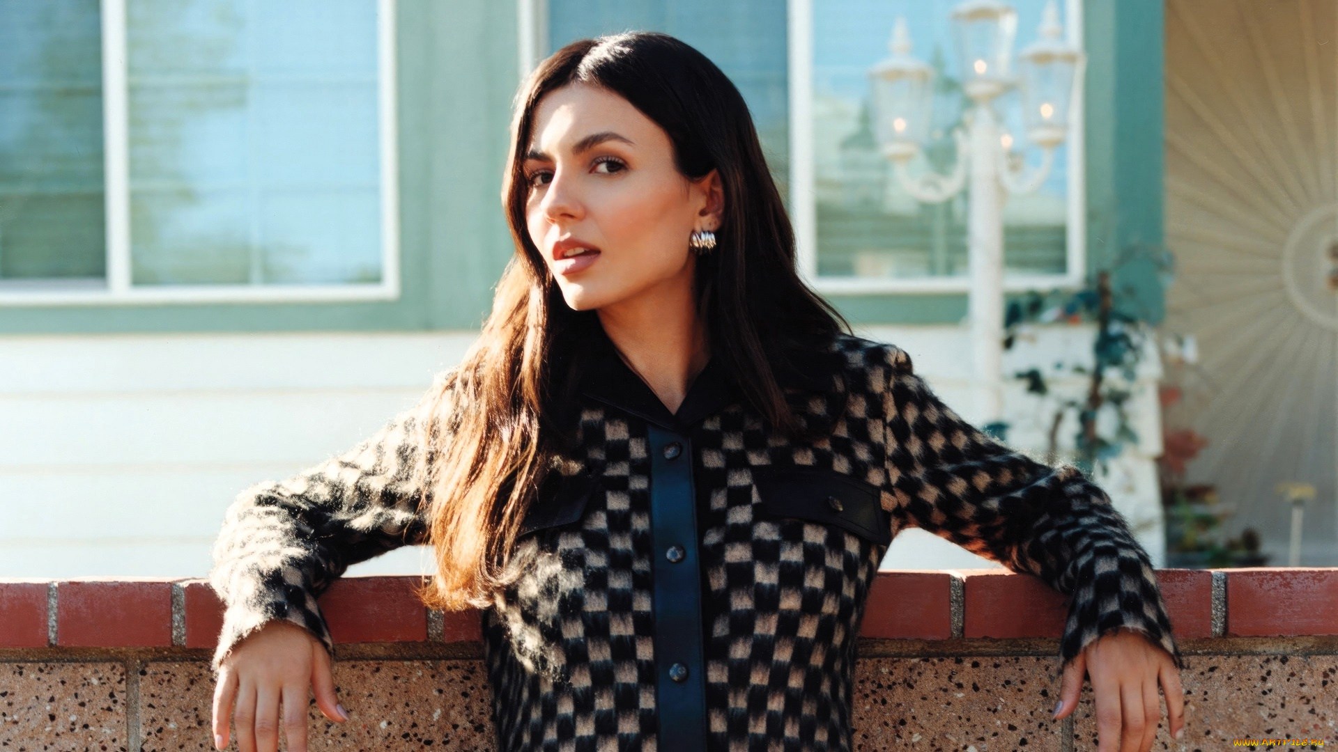 девушки, victoria, justice, актриса, шатенка, блузка, дом