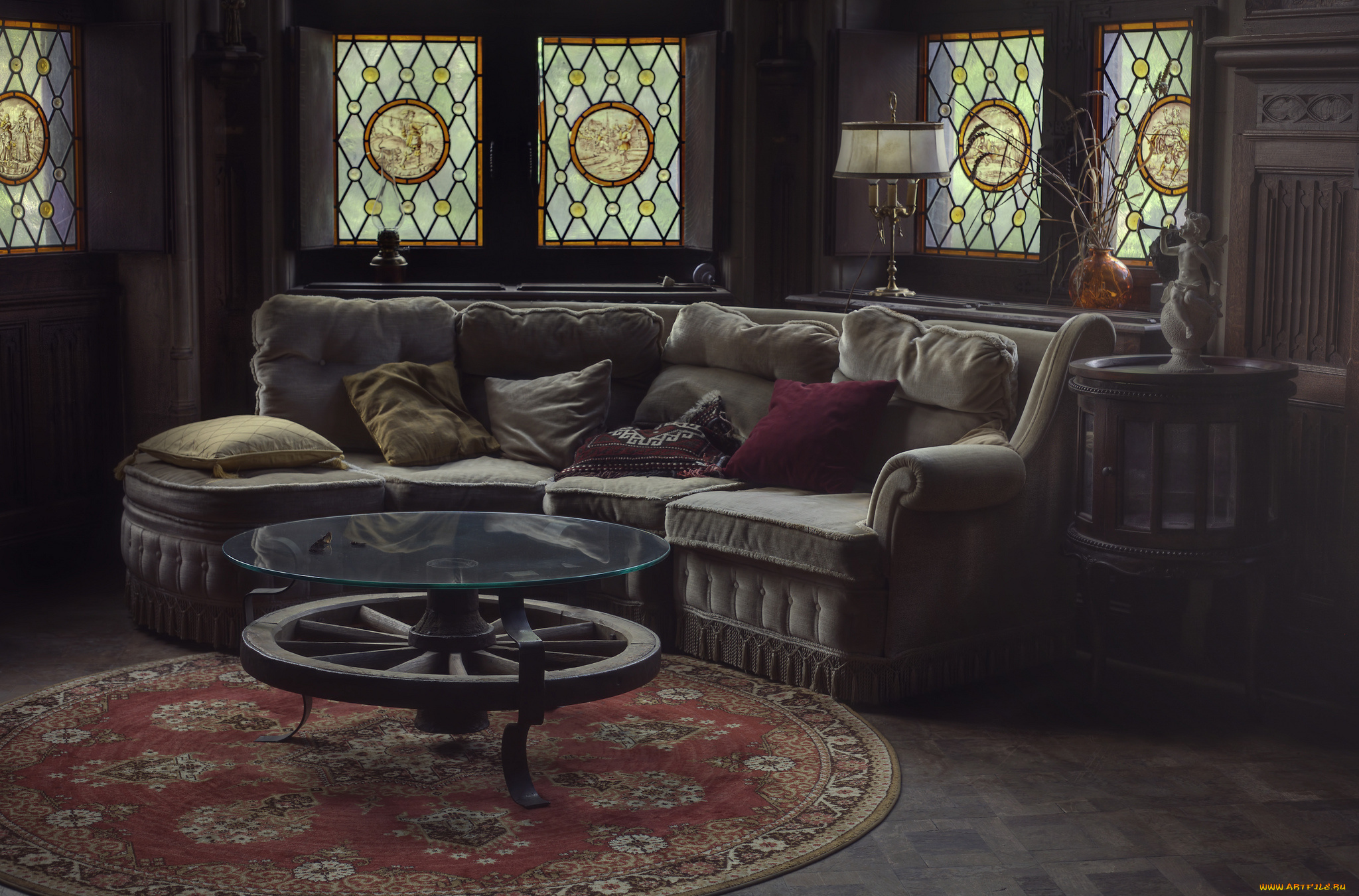 интерьер, гостиная, витражи, стол, лампа, подушки, диван, комната