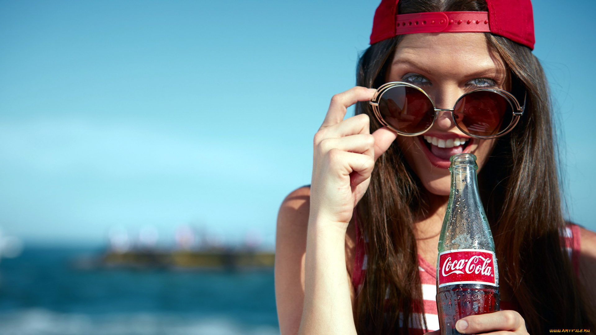 бренды, coca-cola, девушка, бейсболка, бутылка, очки