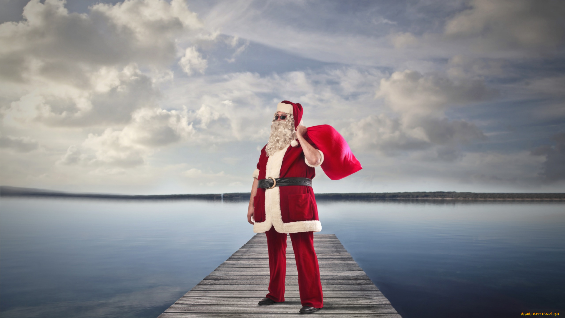 праздничные, дед, мороз, , санта, клаус, шапка, причал, новый, год, рождество, небо, подарки, в, красном, мешок, очки, шуба, река, облака, штаны, дед, мороз, праздник, борода, ремень, берег, санта-клаус
