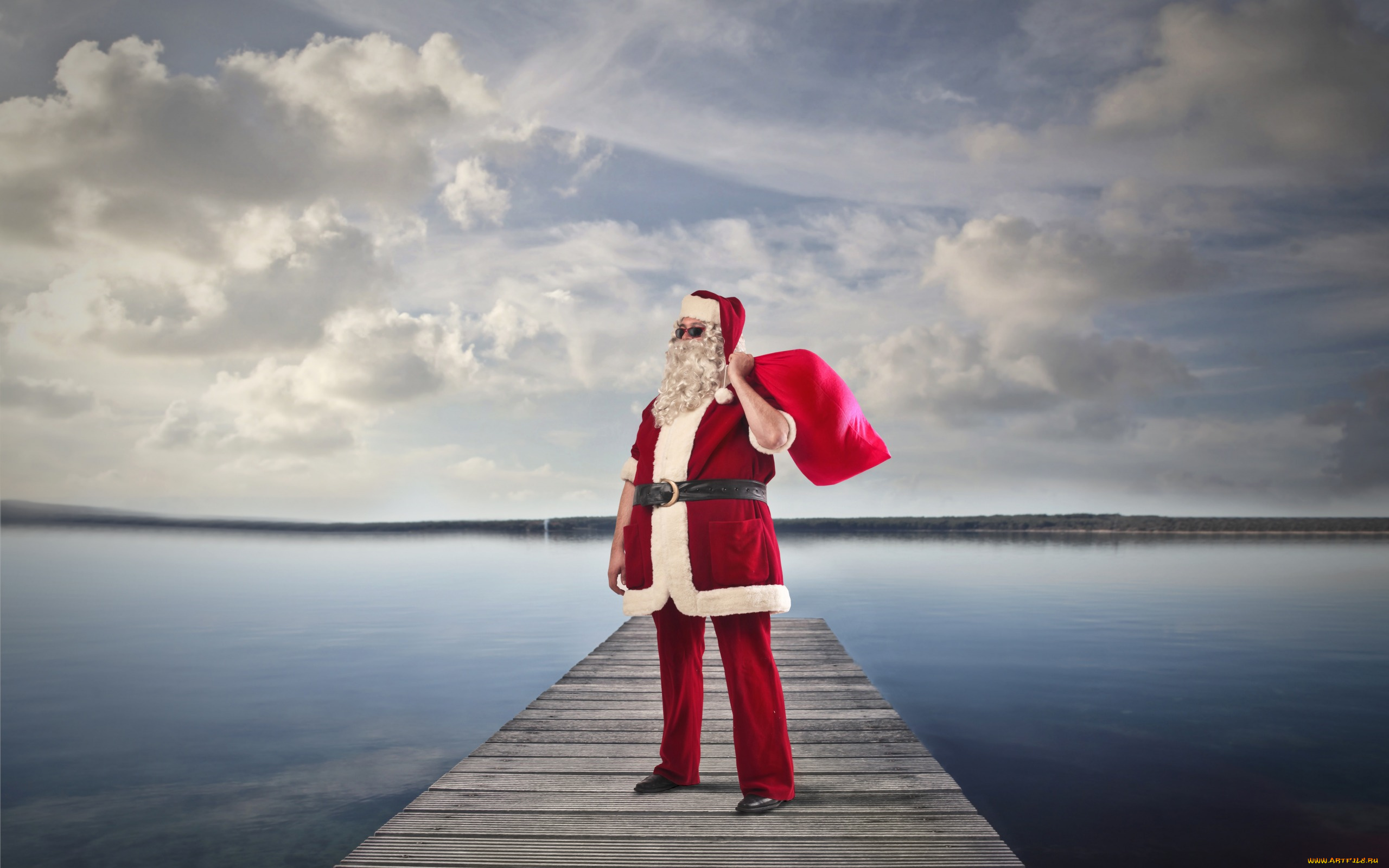 праздничные, дед, мороз, , санта, клаус, шапка, причал, новый, год, рождество, небо, подарки, в, красном, мешок, очки, шуба, река, облака, штаны, дед, мороз, праздник, борода, ремень, берег, санта-клаус