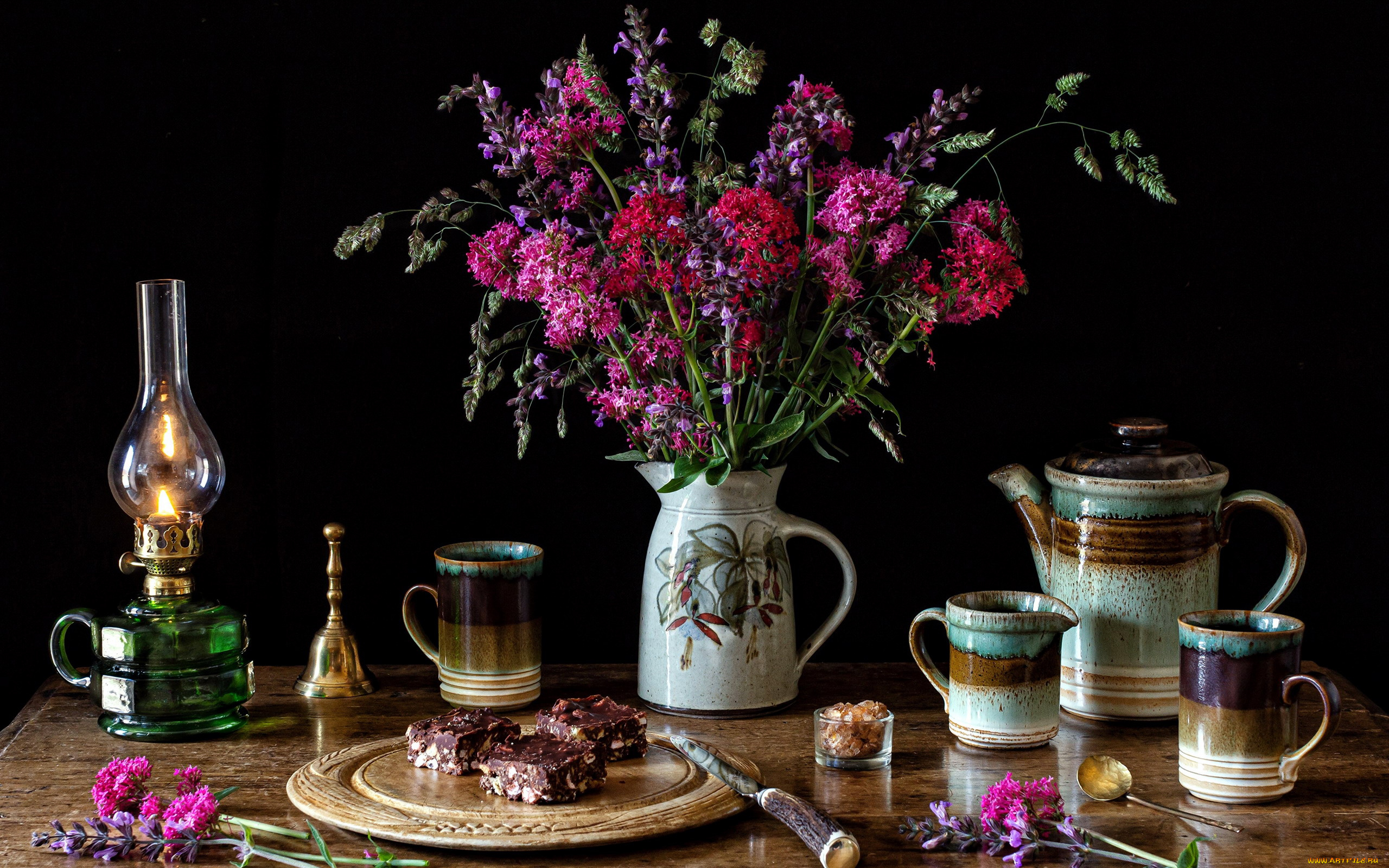 еда, натюрморт, букет, лампа, колокольчик, пирожные, кофе