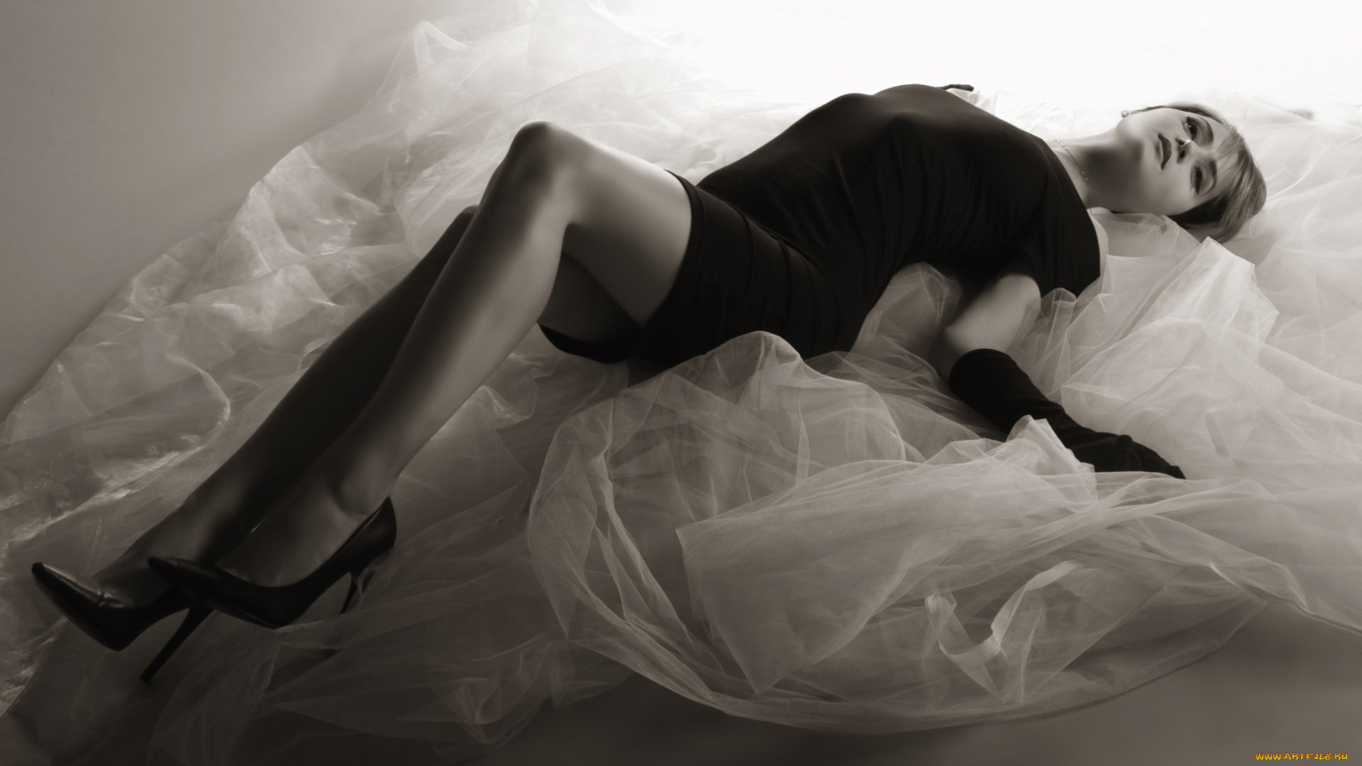 kloe, love, девушки, -, черно-белые, девушка, женщина, шатенка, темноволосая, сексуальная, модель, звезда, позирует, разная, обувь, верхняя, стильная, одежда, нижнее, эротическое, бельё, трусы, лифчик, колготки, чулки, аксессуары, макияж, и, множество, элементов, на, фотографии