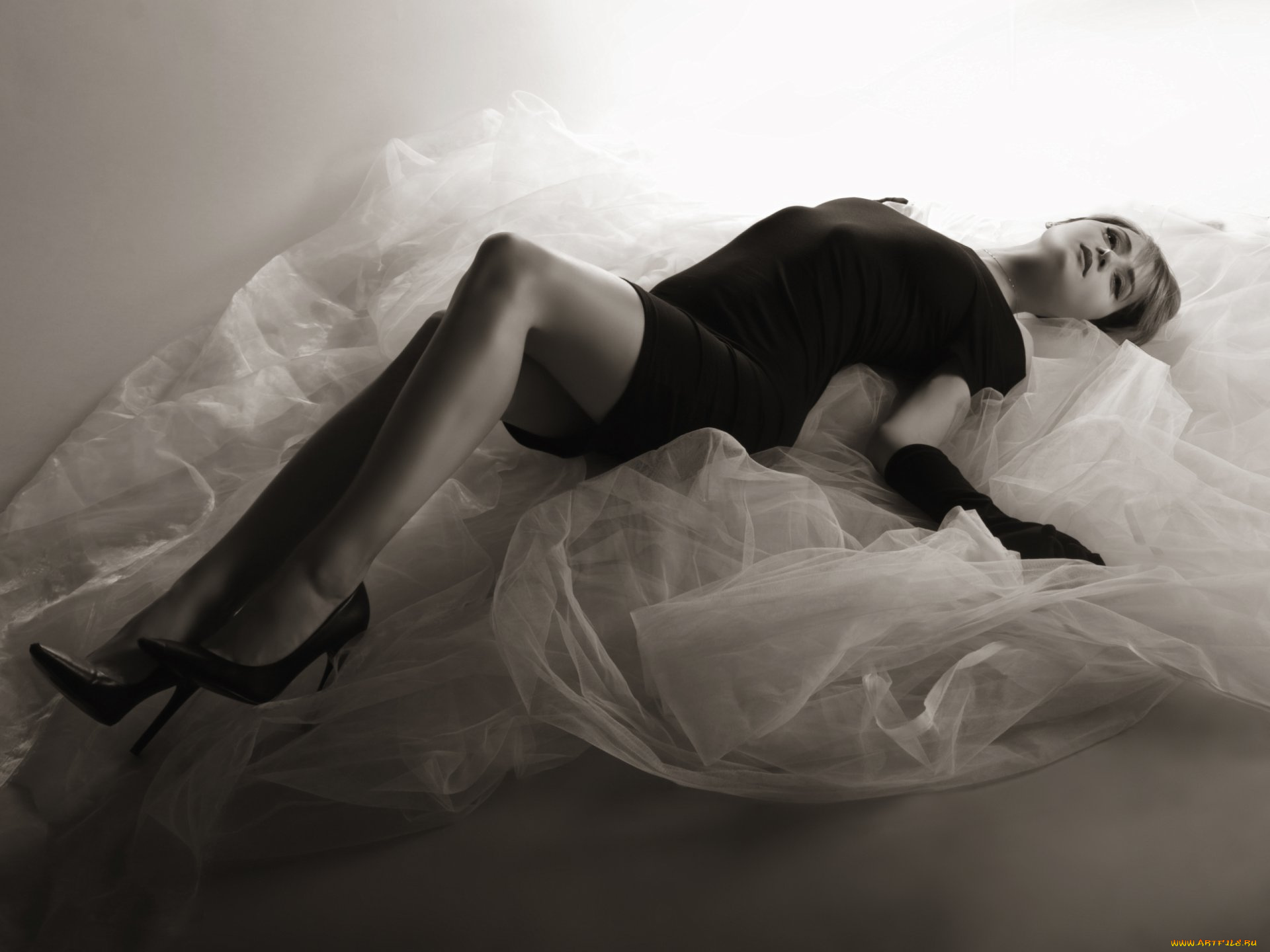 kloe, love, девушки, -, черно-белые, девушка, женщина, шатенка, темноволосая, сексуальная, модель, звезда, позирует, разная, обувь, верхняя, стильная, одежда, нижнее, эротическое, бельё, трусы, лифчик, колготки, чулки, аксессуары, макияж, и, множество, элементов, на, фотографии