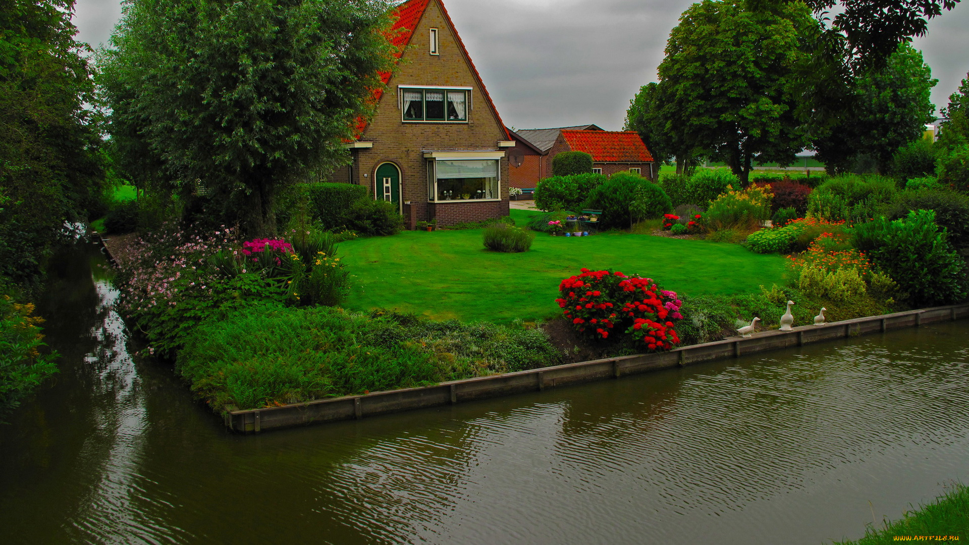 города, здания, дома, река, лужайка, дом, цветы