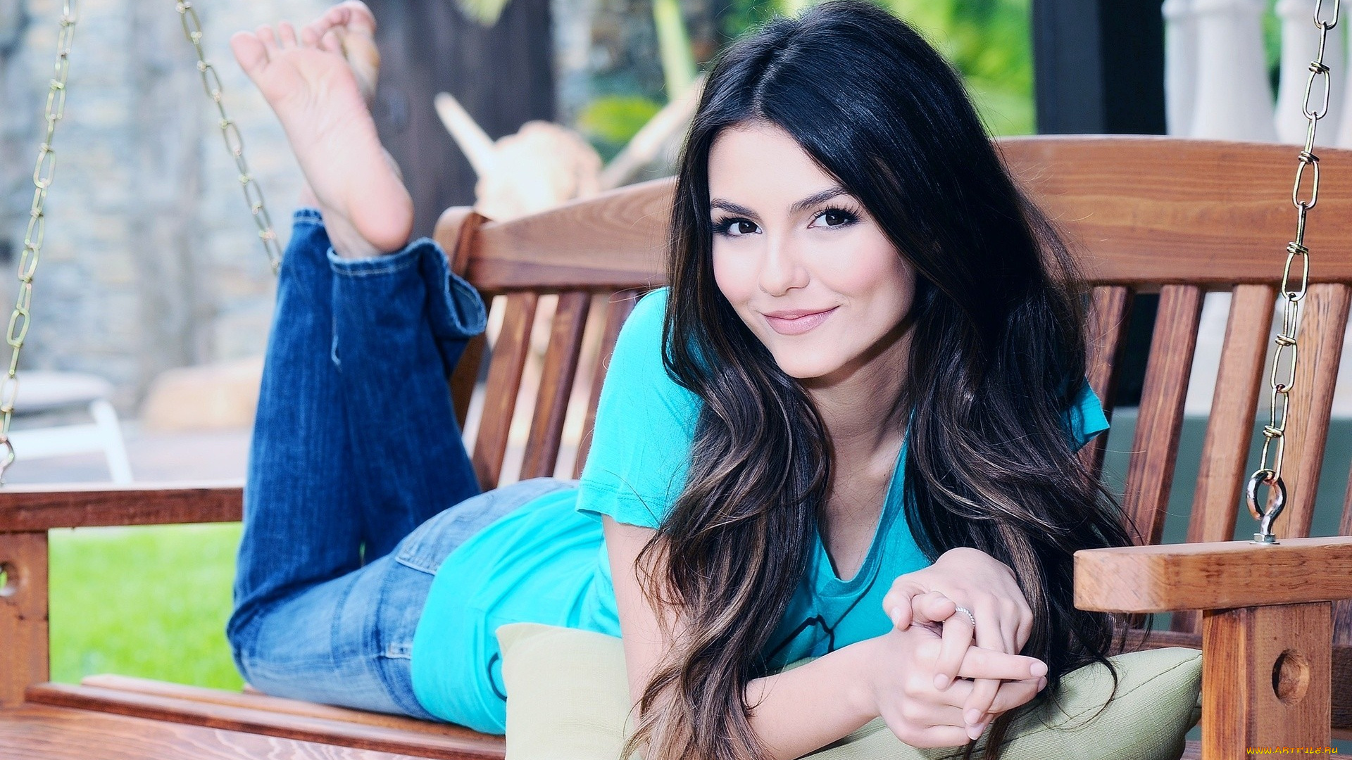 девушки, victoria, justice, девушка, улыбка, лежит, лавочка, брюнетка