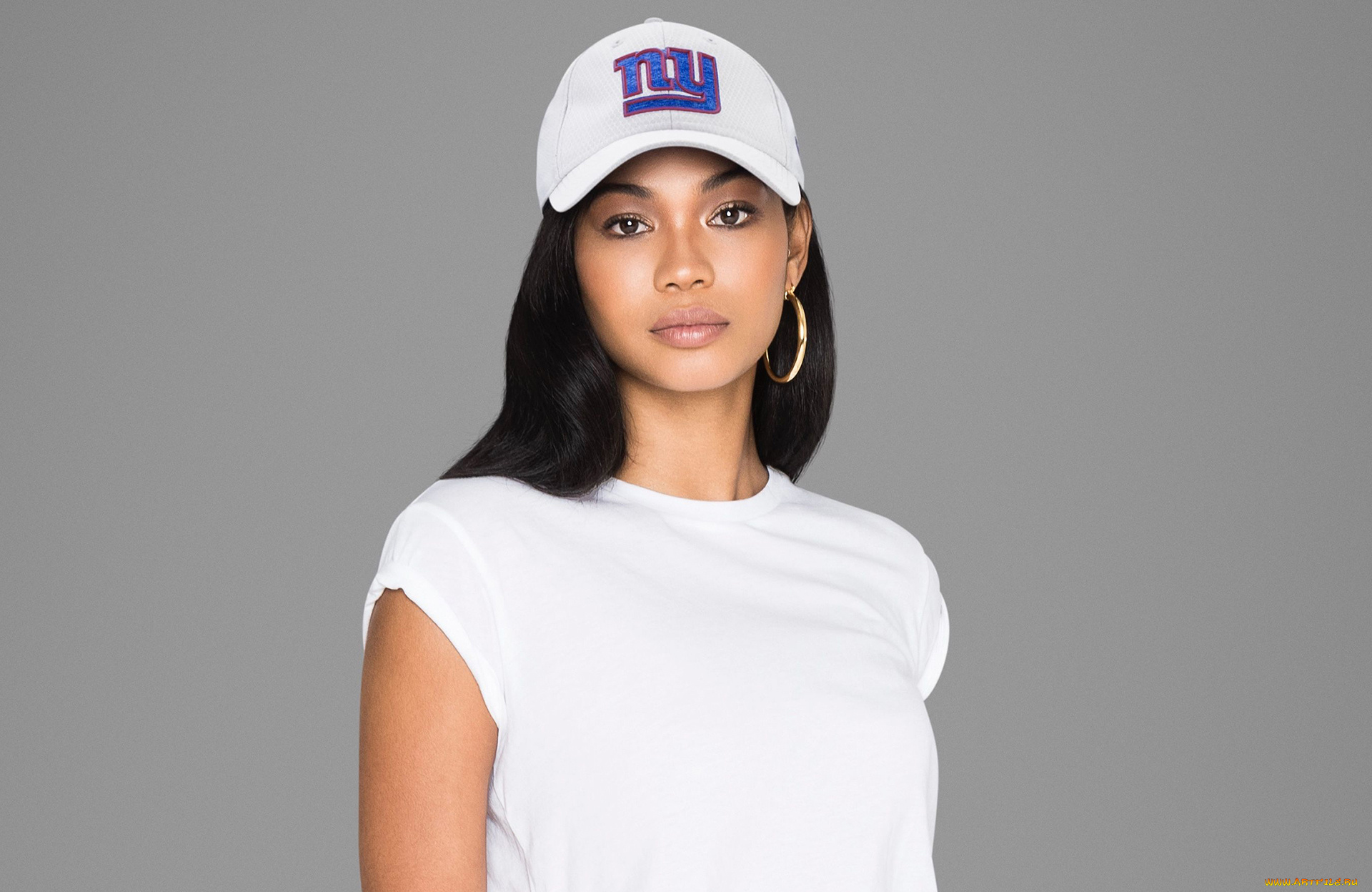 chanel, iman, девушки, chanel, iman, девушка, мулатка, темнокожая, чернокожая, красотка, брюнетка, поза, бейсболка, белый, взгляд, макияж, стройная