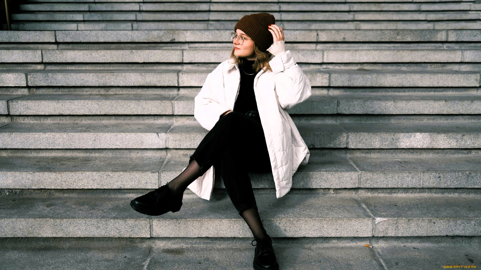 девушки, -, брюнетки, , шатенки, шапка, очки, куртка, лестница, ступени