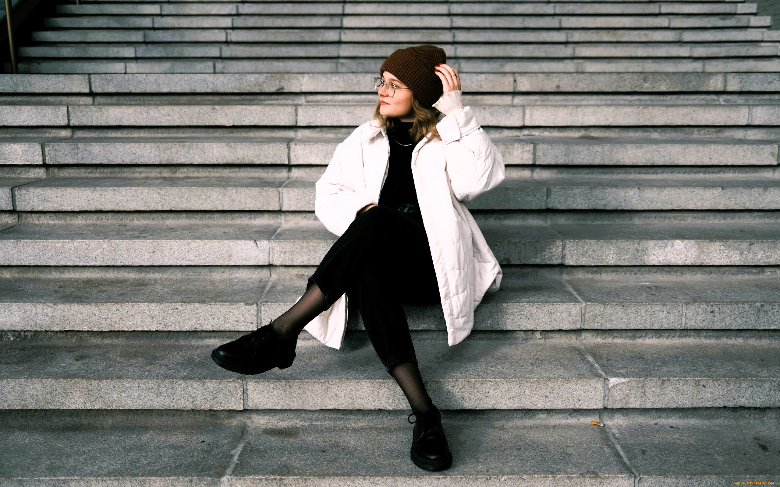 девушки, -, брюнетки, , шатенки, шапка, очки, куртка, лестница, ступени