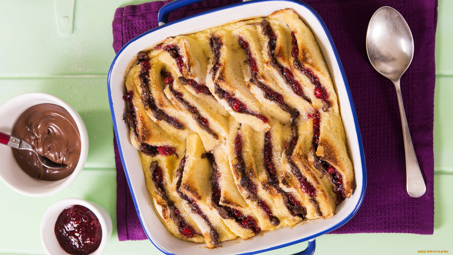 chocolate, and, raspberry, bread, and, butter, pudding, еда, мороженое, , десерты, ложка, шоколад, хлебный, пудинг, форма, варенье