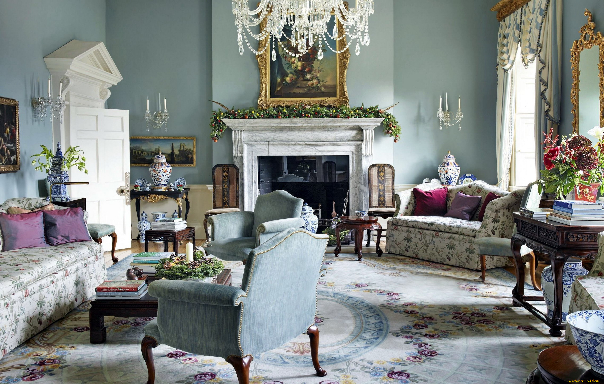 интерьер, гостиная, камин, люстра, ковер