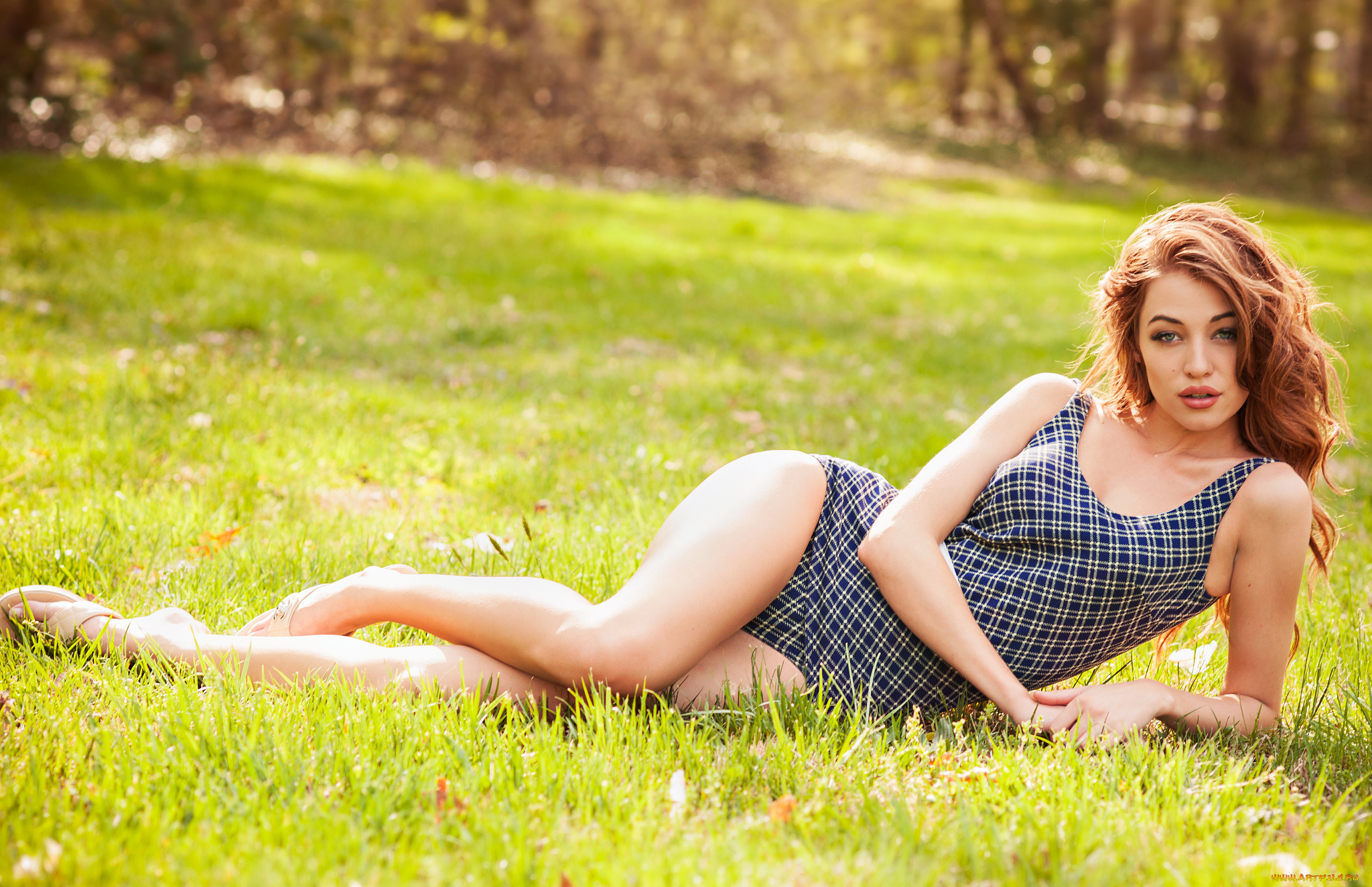 Cora, Deitz, девушки, майка, лужайка, ножки