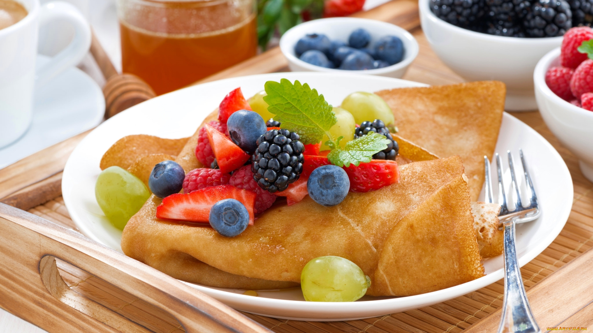 еда, блины, , оладьи, голубика, клубника, ежевика, малина, мед, мята, виноград, ягоды