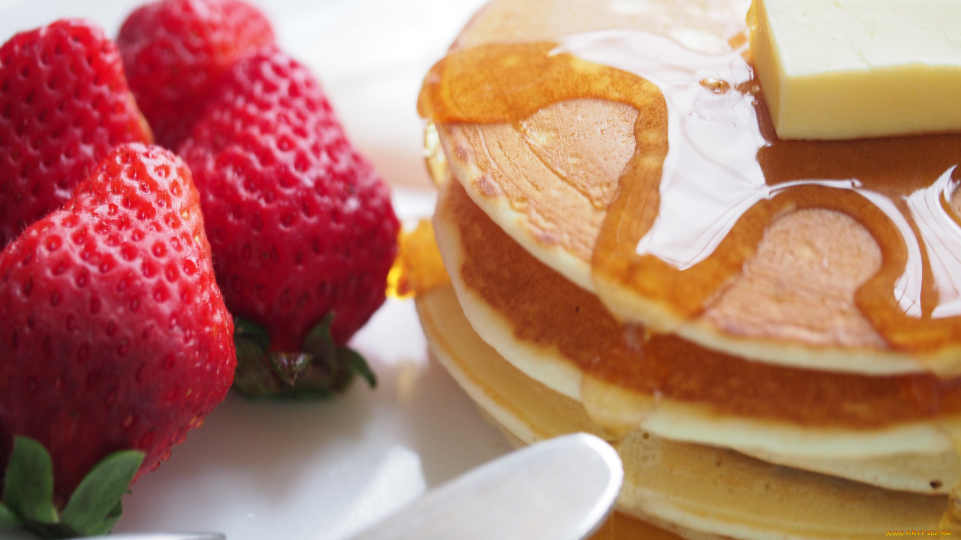 еда, блины, , оладьи, клубника, ягоды, крем, мёд
