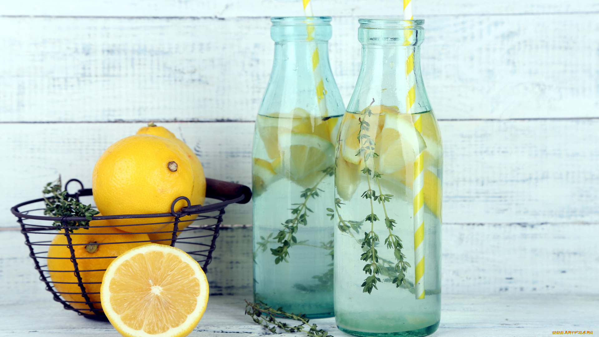 еда, цитрусы, корзинка, лимоны, трава, трубочки, бутылки, доски
