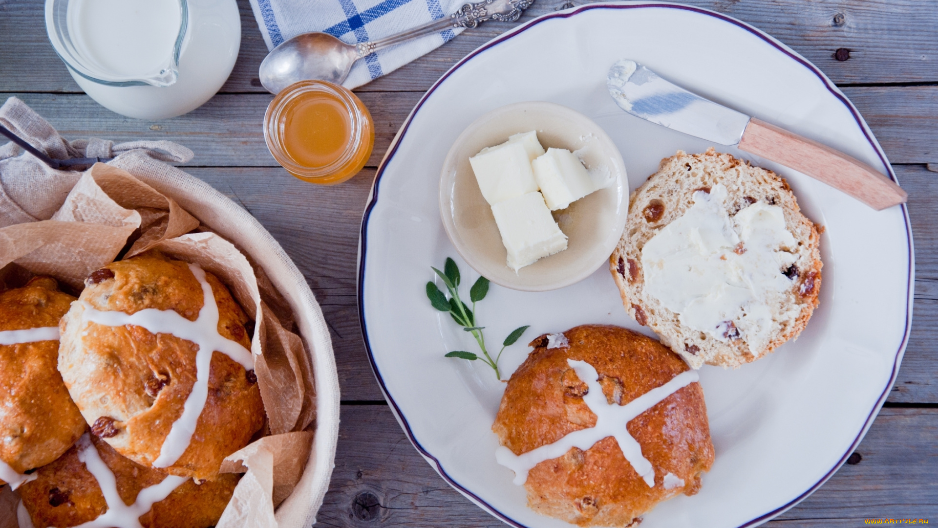 еда, хлеб, , выпечка, мед, нож, масло, пасхальные, булочки