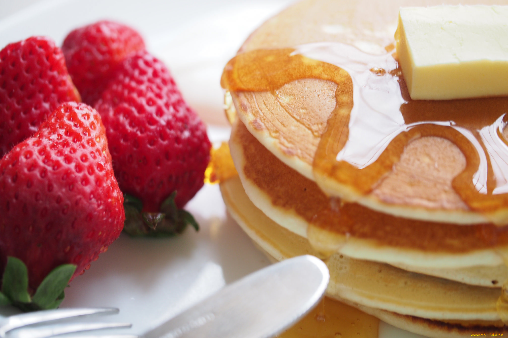 еда, блины, , оладьи, клубника, ягоды, крем, мёд