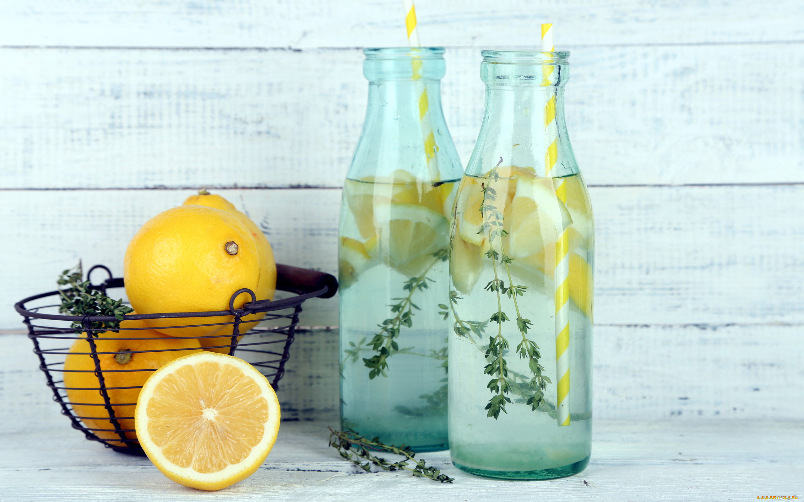 еда, цитрусы, корзинка, лимоны, трава, трубочки, бутылки, доски