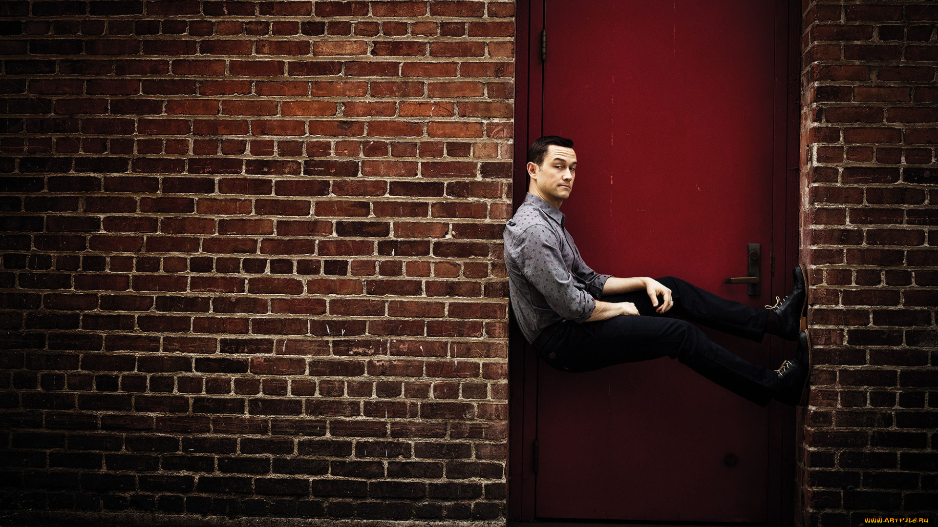 мужчины, joseph, gordon-levitt, поза, стена, джозеф, гордон-левитт, michael, muller, режиссер, актер, cnet, joseph, gordon-levitt, кирпич, 2016, фотосессия, двери