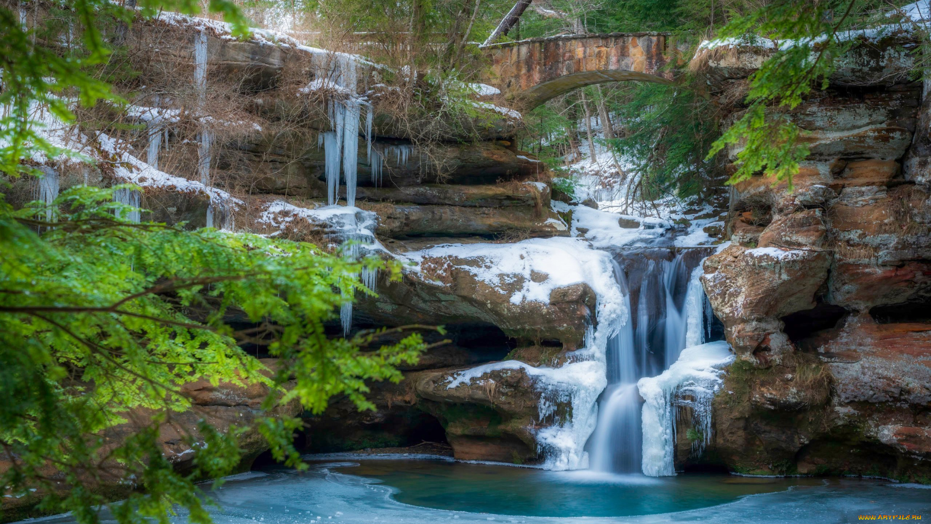 природа, водопады, зима, снег, ветки, мост, камни, скалы, водопад, поток, сосульки, арка, хвоя, водоем