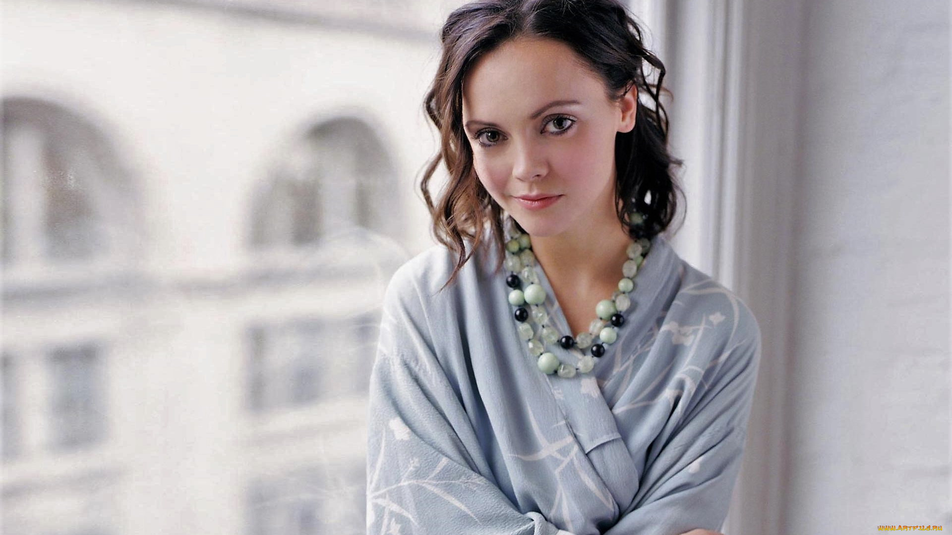 девушки, christina, ricci, актриса, халат, бусы, окно
